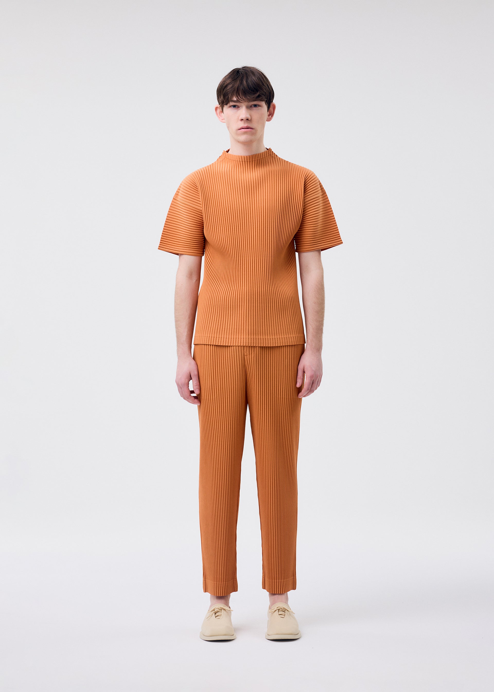 A model wears the Homme Plisse Issey Miyake MONTHLY COLORS MARCH prêt à porter.