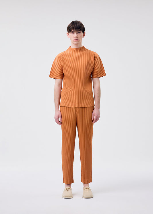 A model wears the Homme Plisse Issey Miyake MONTHLY COLORS MARCH prêt à porter.