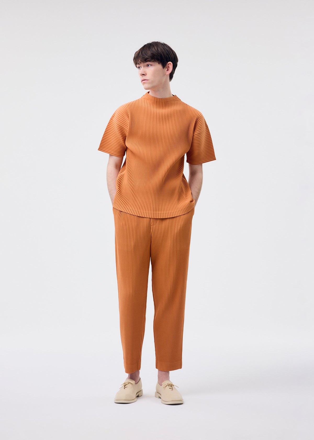 A model wears the Homme Plisse Issey Miyake MONTHLY COLORS MARCH prêt à porter.