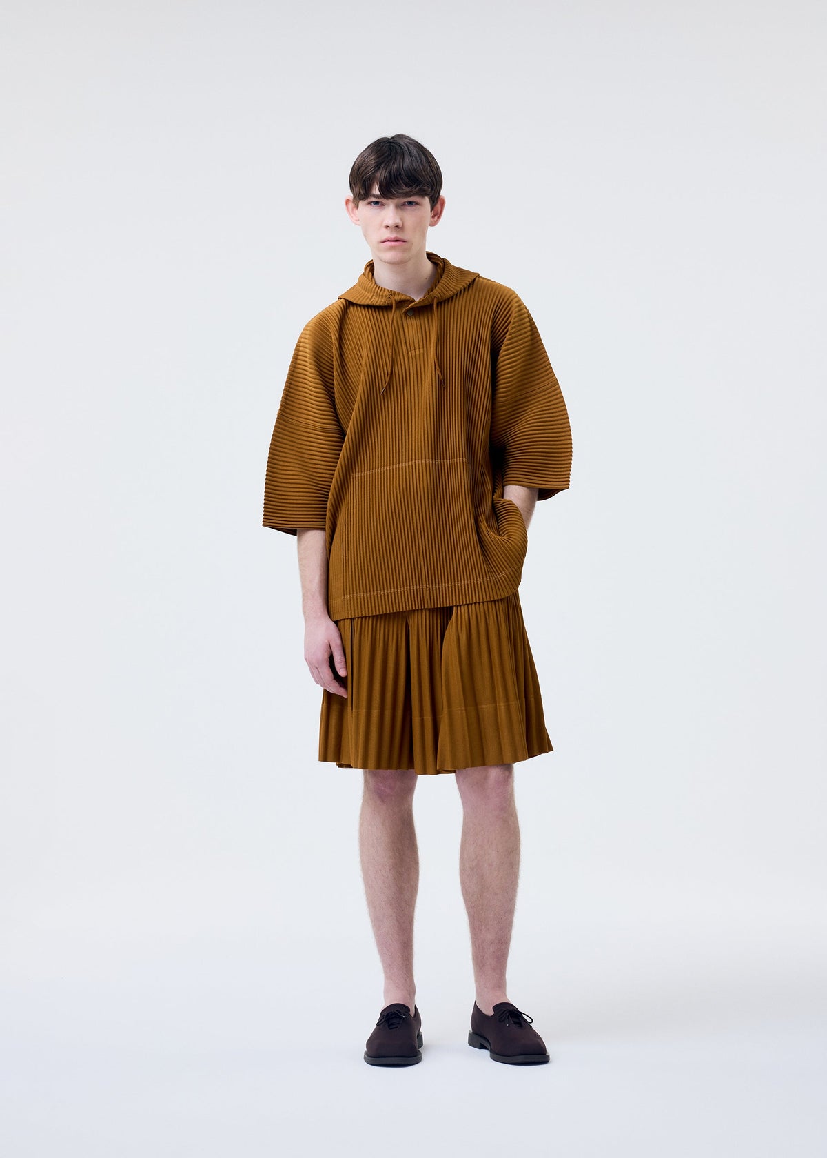 A model wears the HOMME PLISSÉ ISSEY MIYAKE MONTHLY COLORS : JUNE monthly-colors-june-t-shirt-black-1.