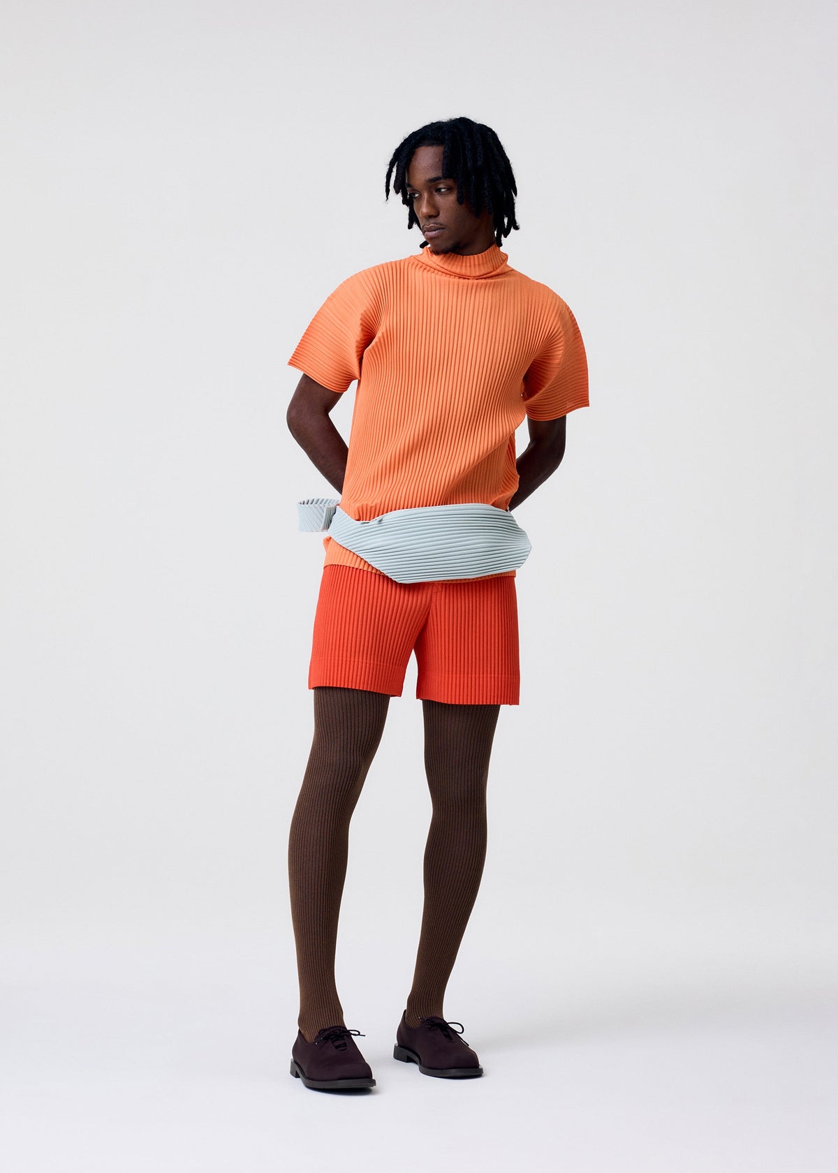 A model wears the HOMME PLISSÉ ISSEY MIYAKE AGAVE MESH agave-mesh-t-shirt-green-1.