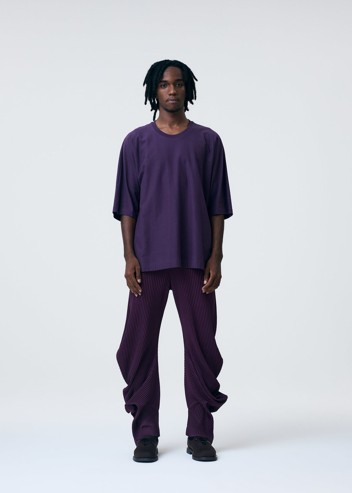 A model wears the HOMME PLISSE ISSEY MIYAKE RELEASE T 1 prêt à porter.
