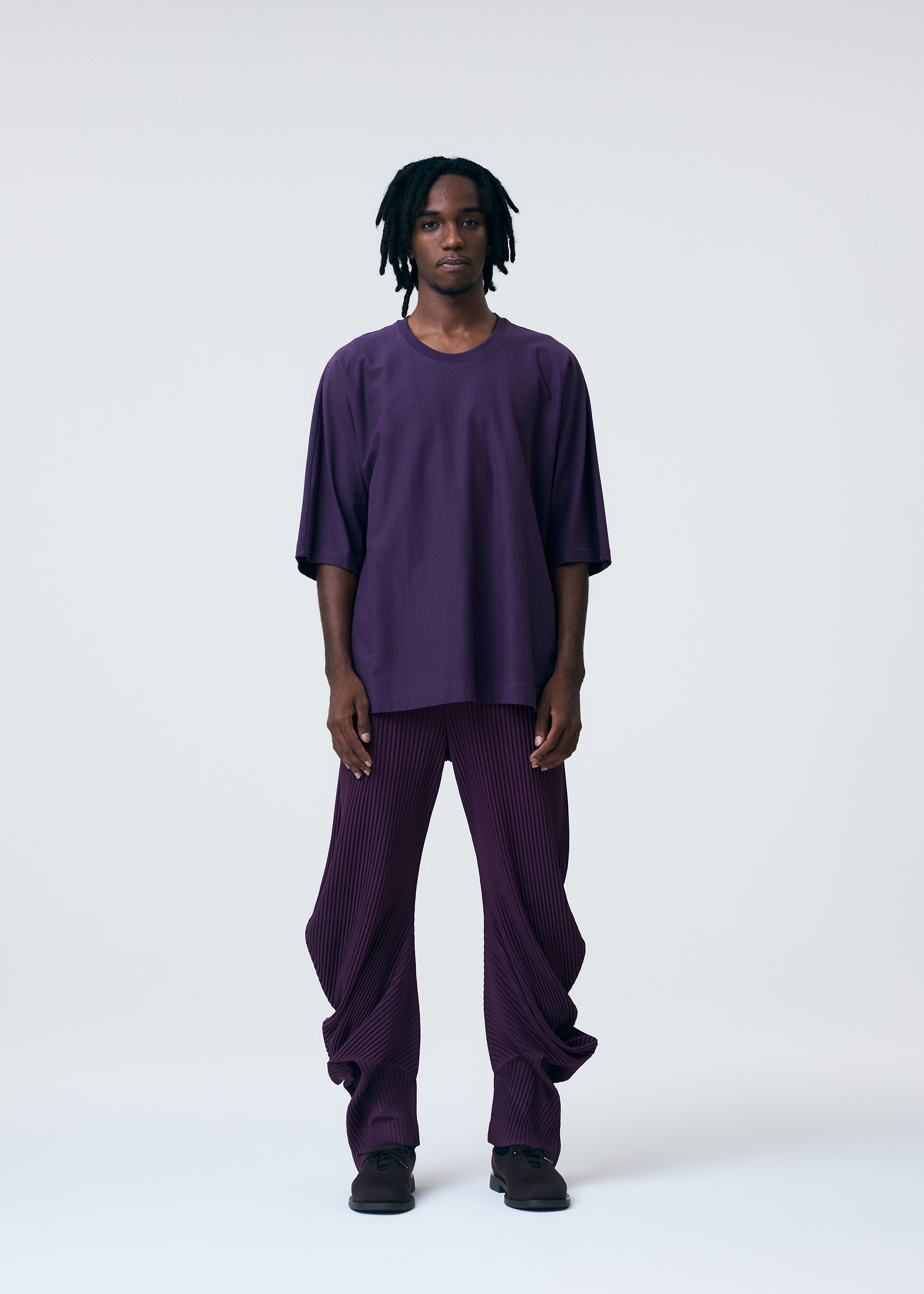 A model wears the HOMME PLISSE ISSEY MIYAKE RELEASE T 1 prêt à porter.
