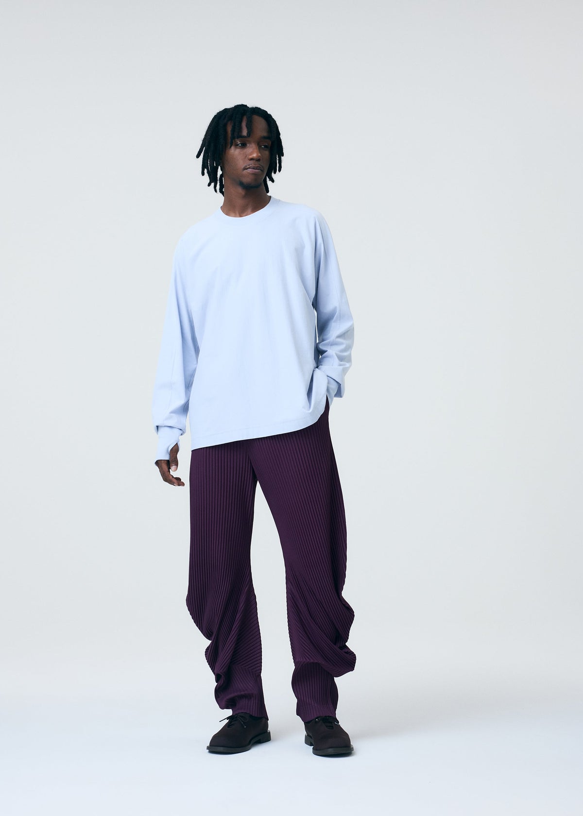 A model wears the HOMME PLISSE ISSEY MIYAKE RELEASE T 1 prêt à porter.