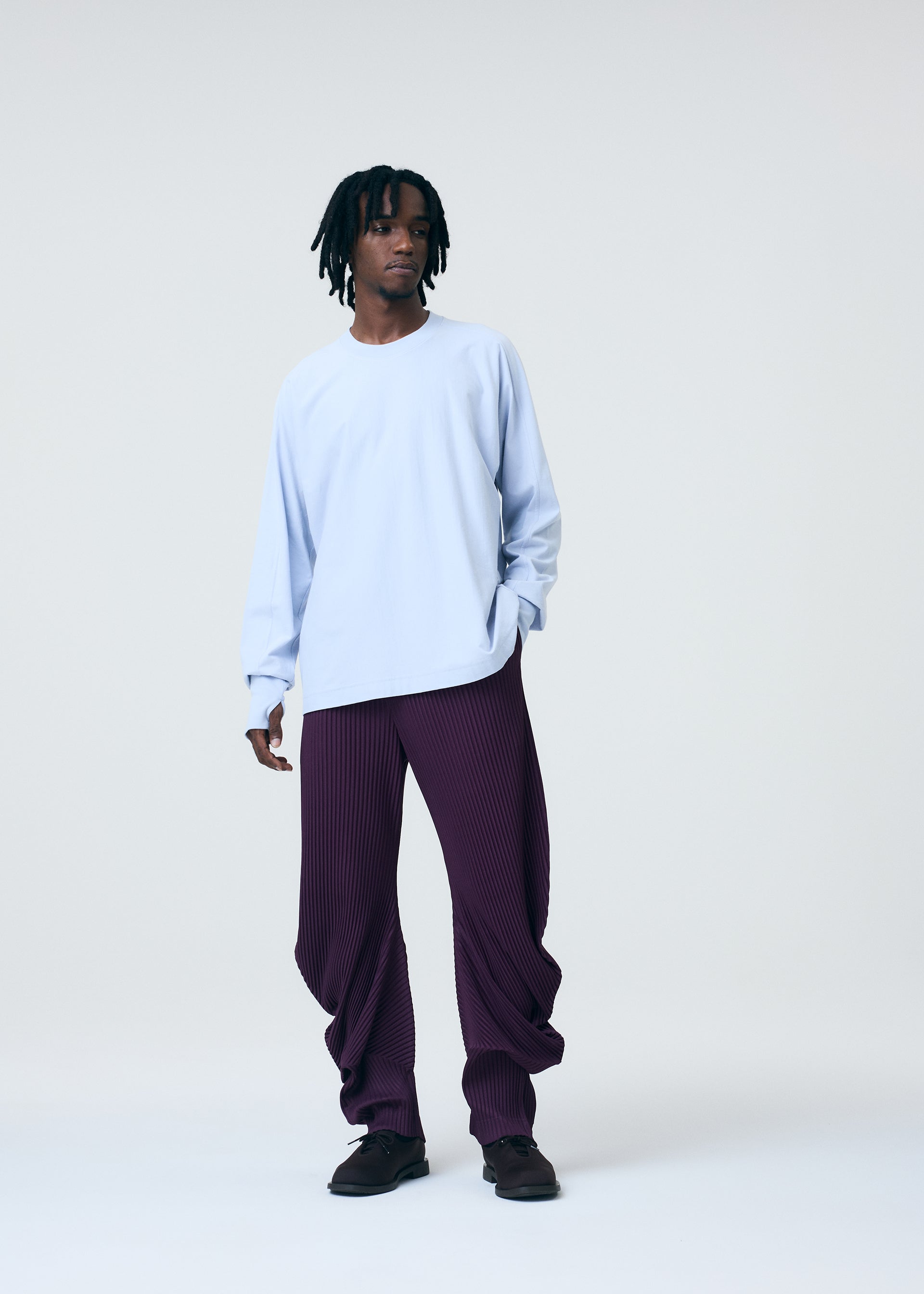 A model wears the HOMME PLISSE ISSEY MIYAKE RELEASE T 1 prêt à porter.