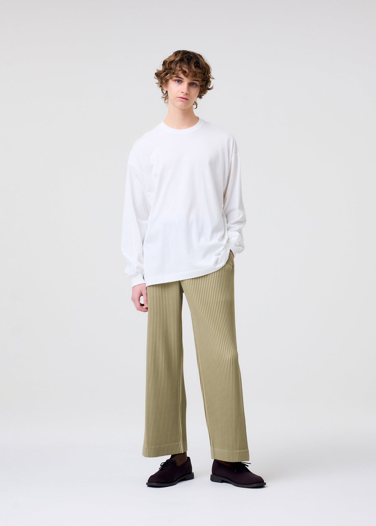 A model wears the HOMME PLISSE ISSEY MIYAKE COLOR CHIPS T SHIRT prêt à porter.