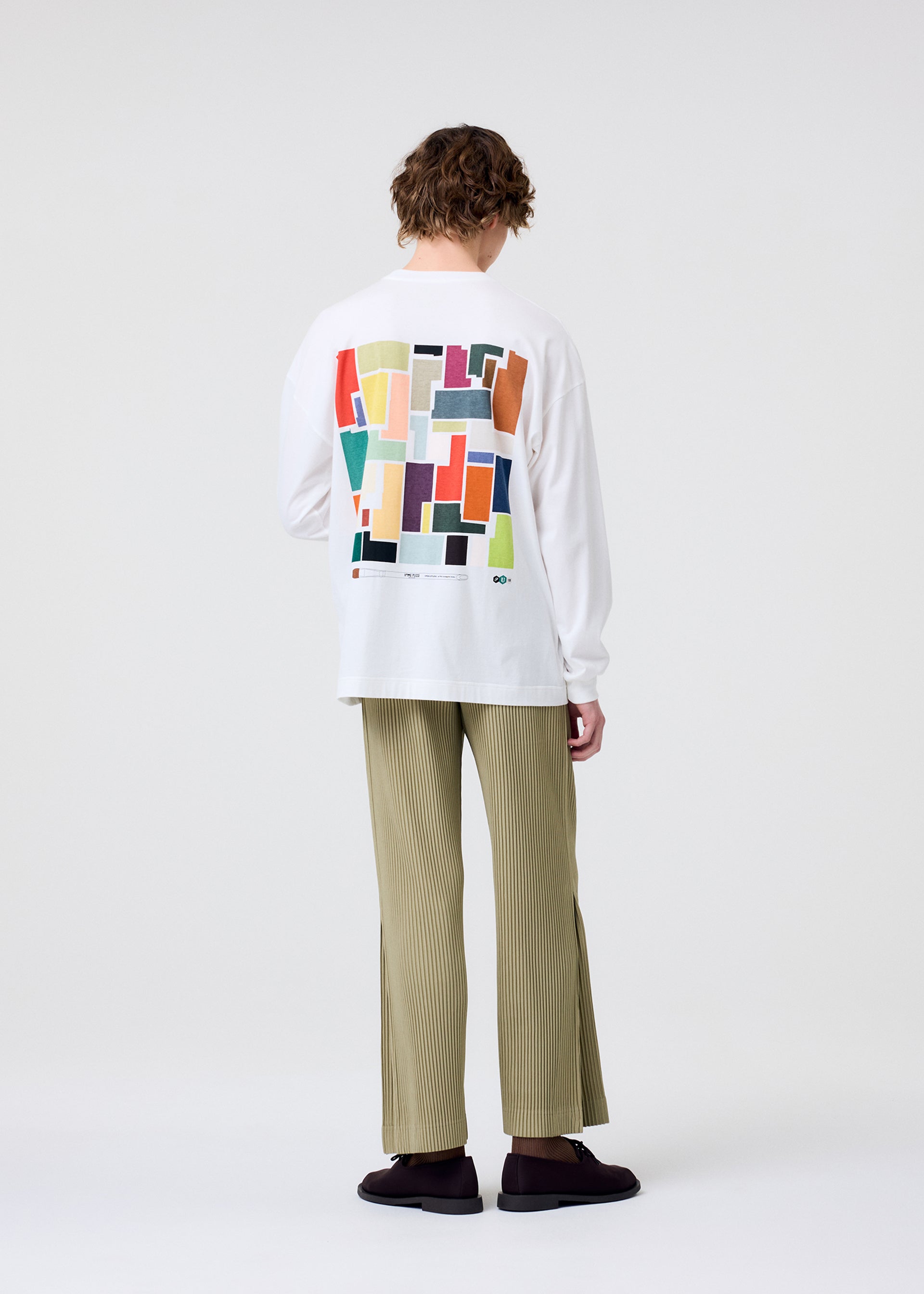 A model wears the HOMME PLISSE ISSEY MIYAKE COLOR CHIPS T SHIRT prêt à porter.