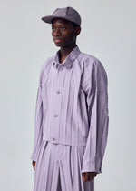 A model wears the HOMME PLISSÉ ISSEY MIYAKE PLEATS CAP cap.