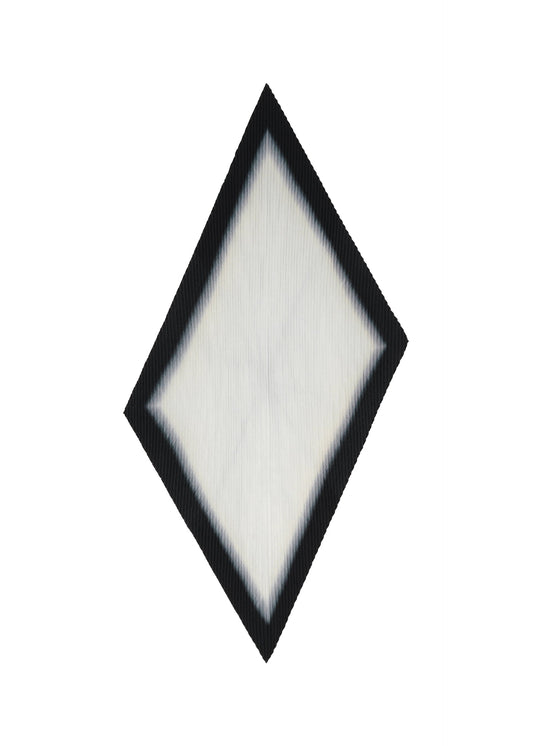 A product shot of the HOMME PLISSÉ ISSEY MIYAKE FRAMEWORK : CHUSEN STOLE stole in white.