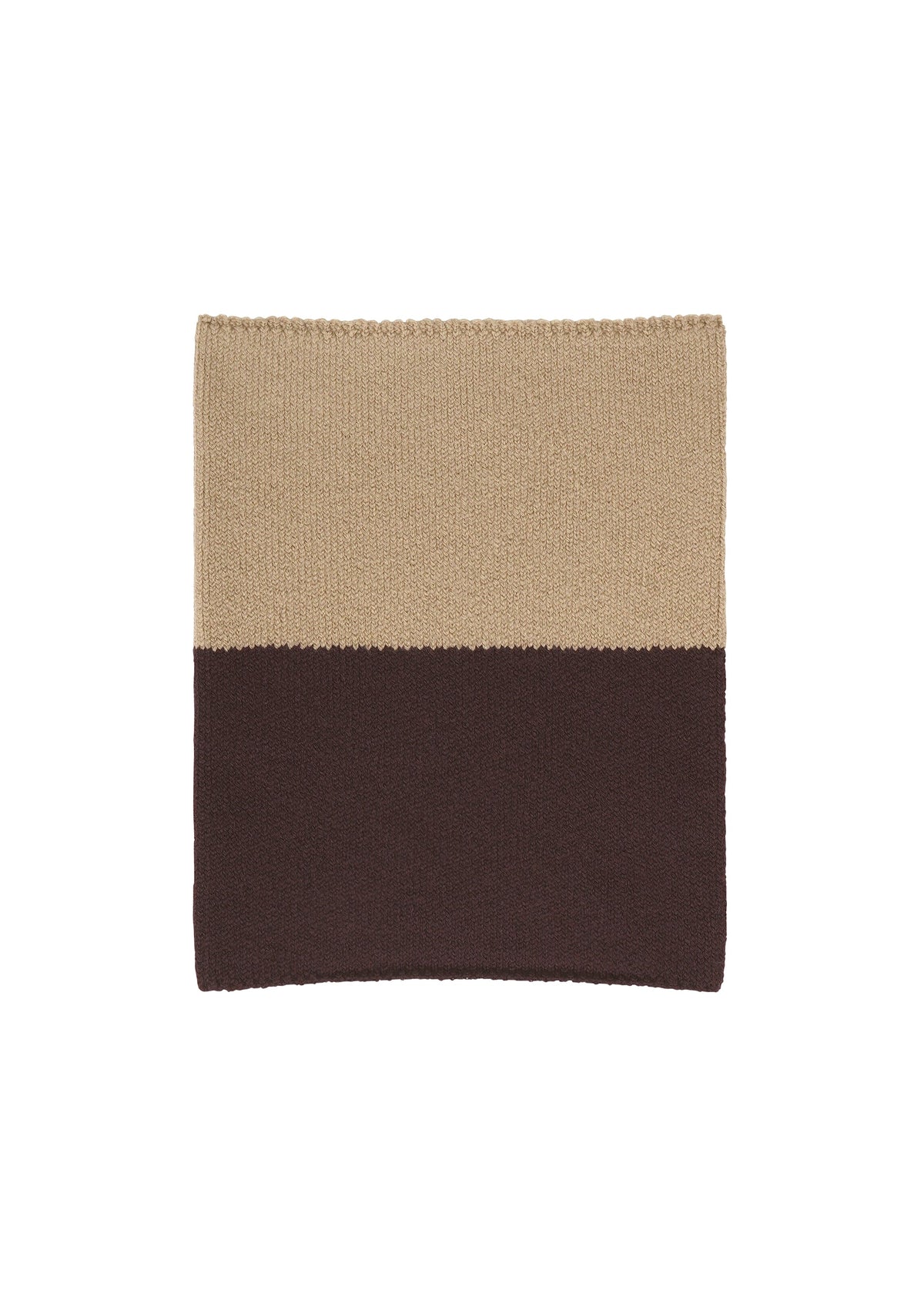 A product shot of the HOMME PLISSÉ ISSEY MIYAKE WINTER GEAR : COLOR BLOCK scarf in beige.