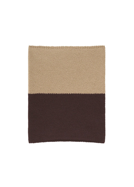 A product shot of the HOMME PLISSÉ ISSEY MIYAKE WINTER GEAR : COLOR BLOCK scarf in beige.
