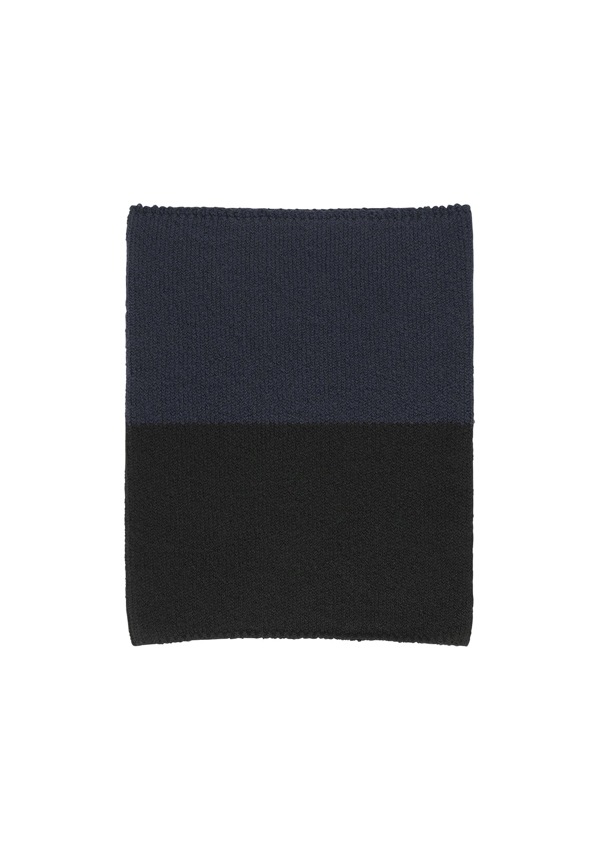 A product shot of the HOMME PLISSÉ ISSEY MIYAKE WINTER GEAR : COLOR BLOCK scarf in navy.