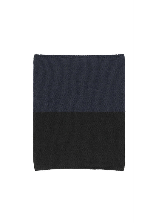 A product shot of the HOMME PLISSÉ ISSEY MIYAKE WINTER GEAR : COLOR BLOCK scarf in navy.