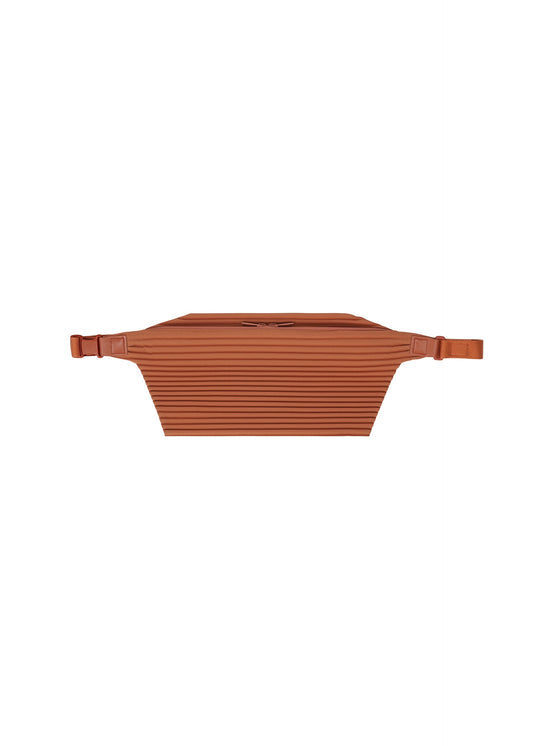 A product shot of the HOMME PLISSÉ ISSEY MIYAKE PLEATS SLIM BAG bag in shade vermillion.