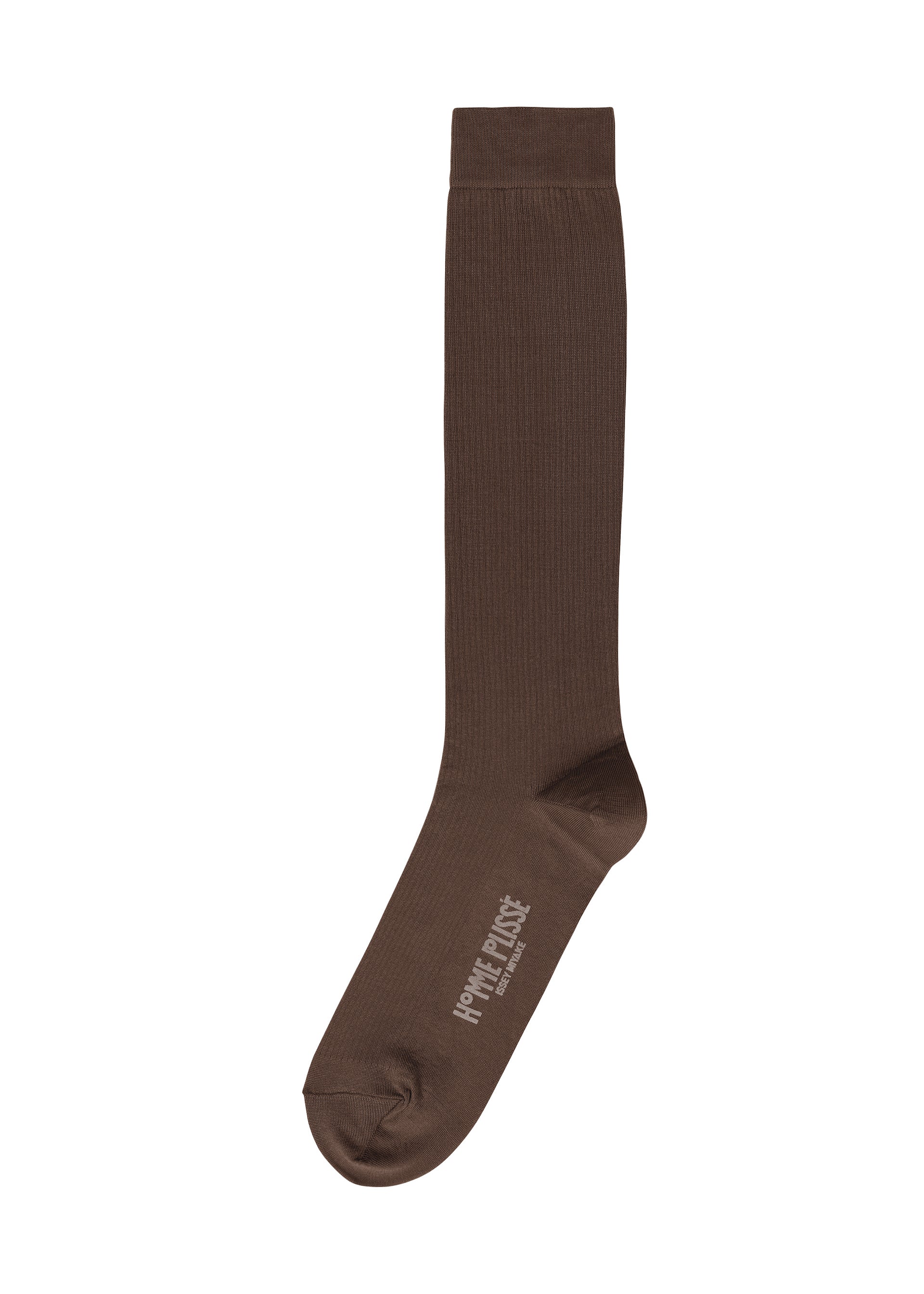 A product shot of the HOMME PLISSÉ ISSEY MIYAKE SIMPLE SOCKS socks in brown.