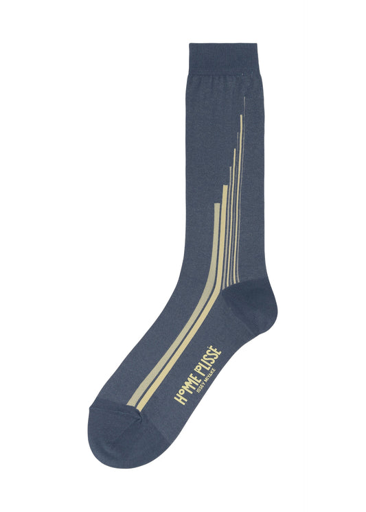 A product shot of the HOMME PLISSÉ ISSEY MIYAKE RAY SOCKS socks in navy.
