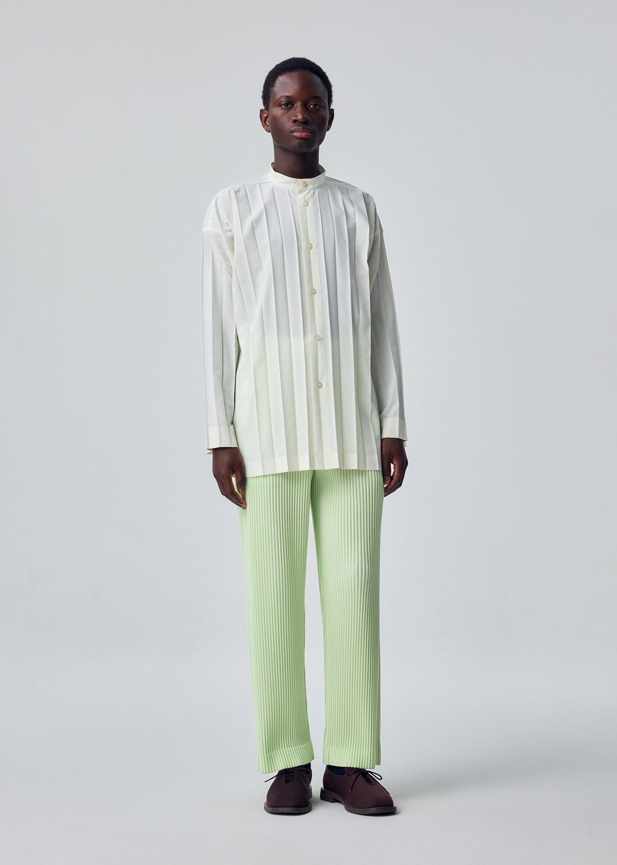A model wears the HOMME PLISSÉ ISSEY MIYAKE EDGE SHIRT edge-shirt-shirt-white-2-fw26.