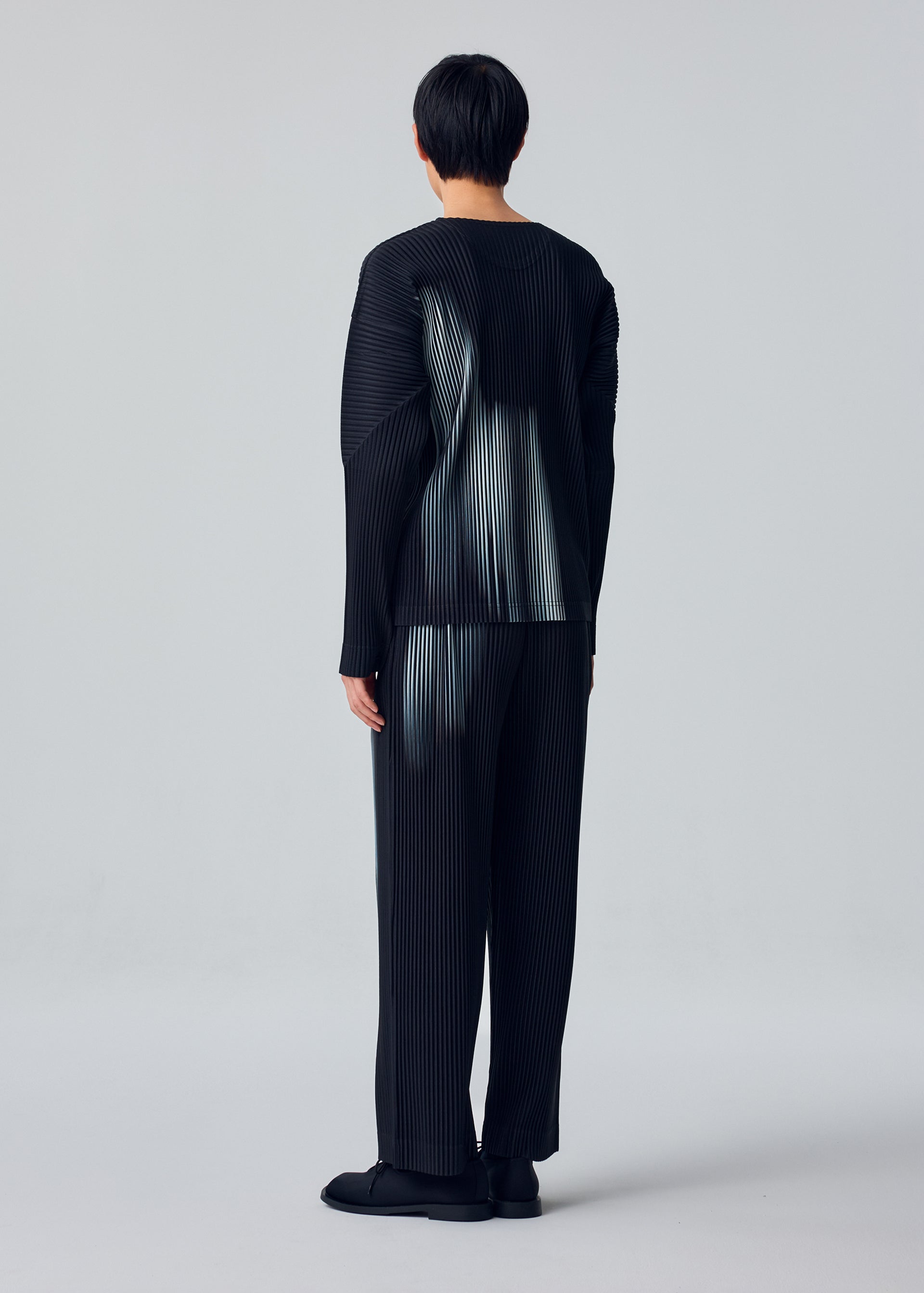 IN THE SHADOW Trousers Shadow Black – ISSEY MIYAKE EU