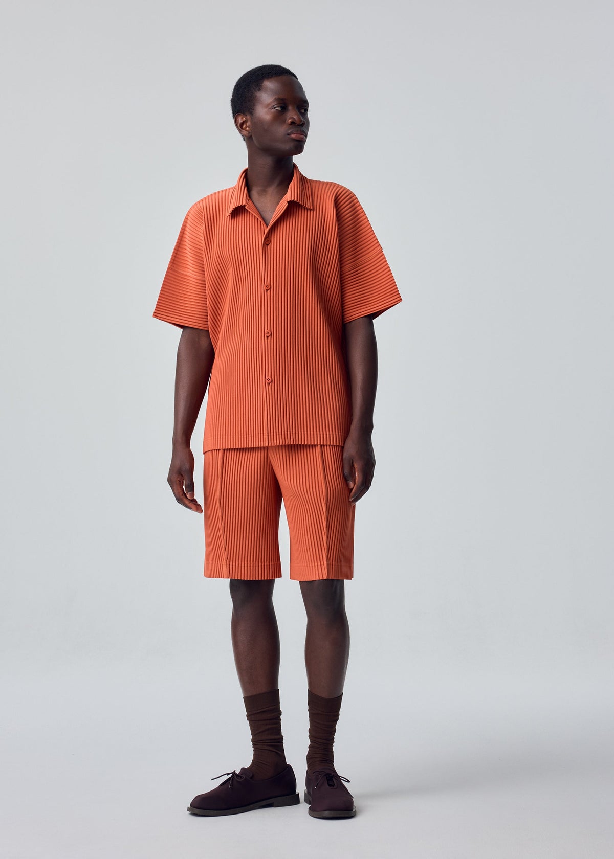 A model wears the HOMME PLISSÉ ISSEY MIYAKE MONTHLY COLORS : AUGUST monthly-colors-august-shirt-inky-grey.