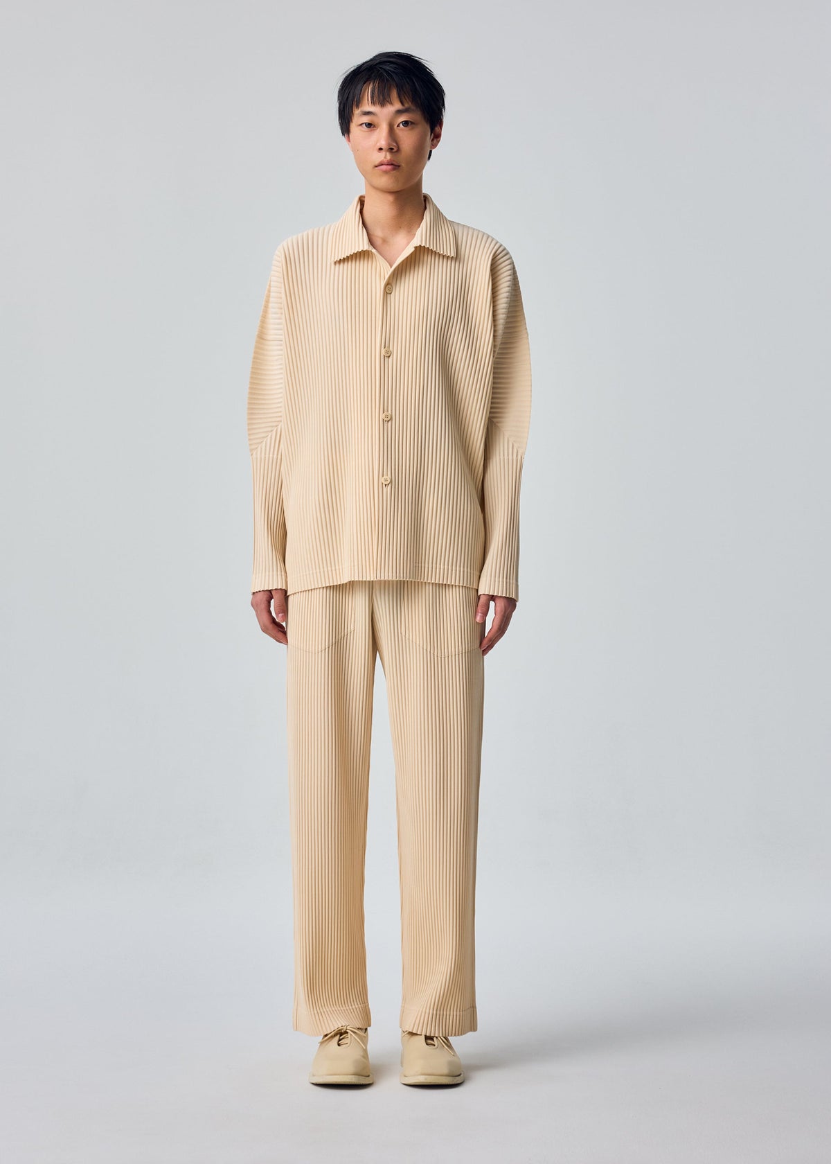 A model wears the HOMME PLISSÉ ISSEY MIYAKE MONTHLY COLORS : OCTOBER shirt.