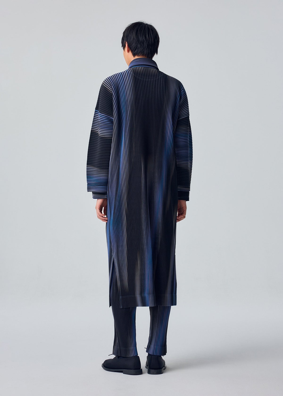 A model wears the HOMME PLISSÉ ISSEY MIYAKE BLEND OF LIGHTS blend-of-lights-shirt-blue-2.