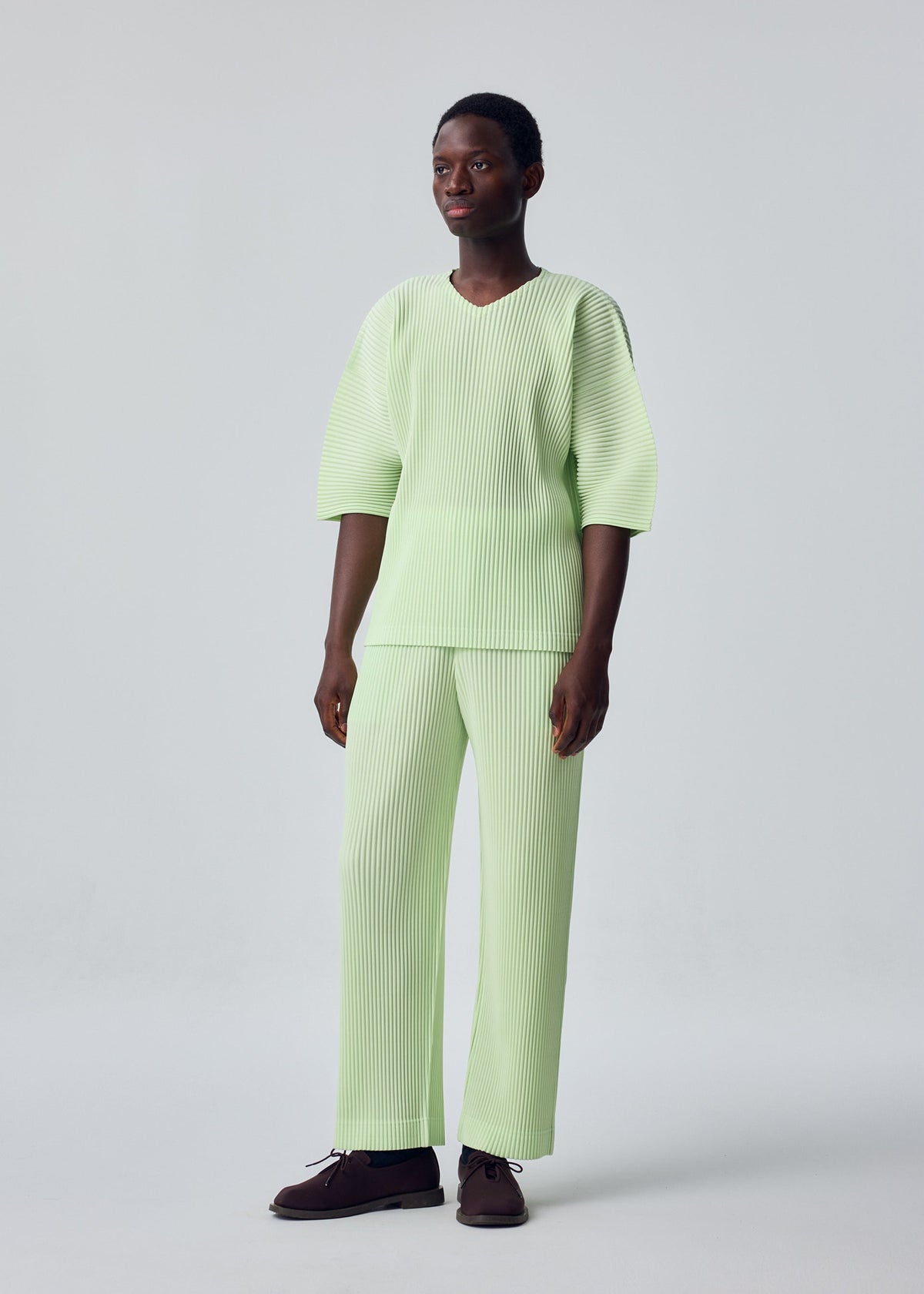 A model wears the HOMME PLISSÉ ISSEY MIYAKE MONTHLY COLORS : JULY monthly-colors-july-t-shirt-gloom-purple-3.