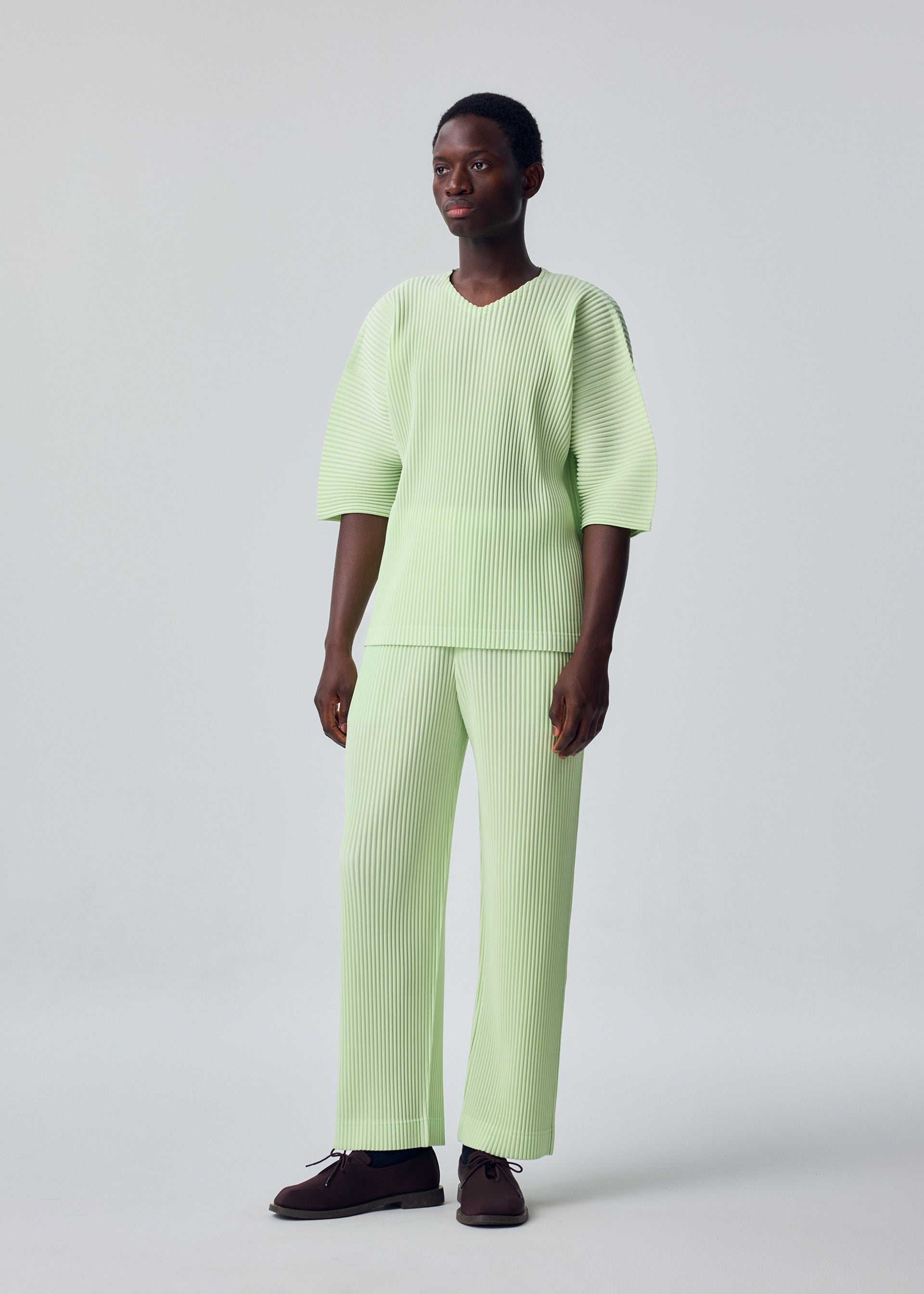 A model wears the HOMME PLISSÉ ISSEY MIYAKE MONTHLY COLORS : JULY monthly-colors-july-t-shirt-gloom-purple-3.