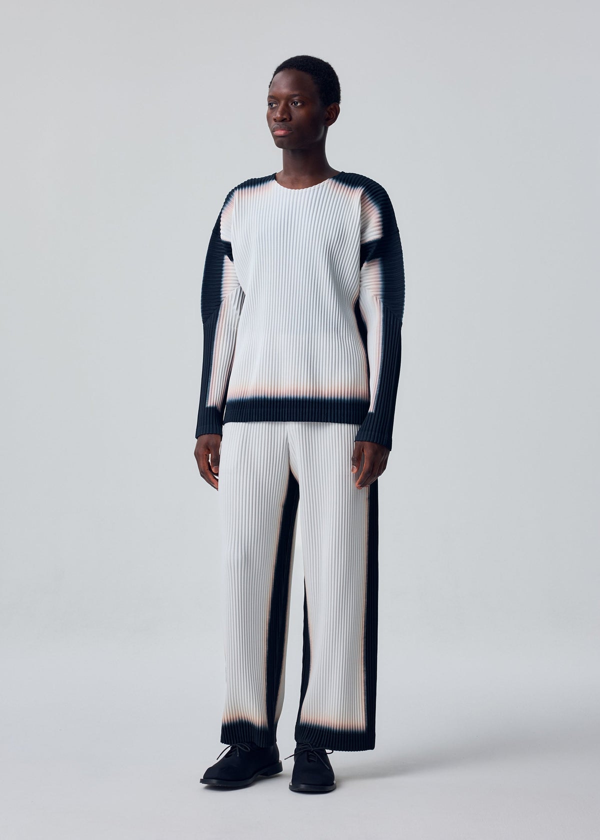 A model wears the HOMME PLISSÉ ISSEY MIYAKE FRAMEWORK : CHUSEN framework-chusen-t-shirt-white.