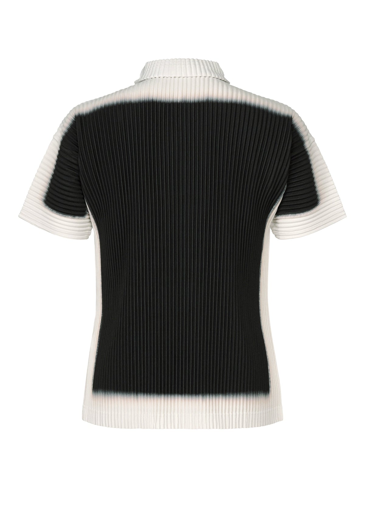 A detail shot of the HOMME PLISSÉ ISSEY MIYAKE FRAMEWORK : CHUSEN shirt.