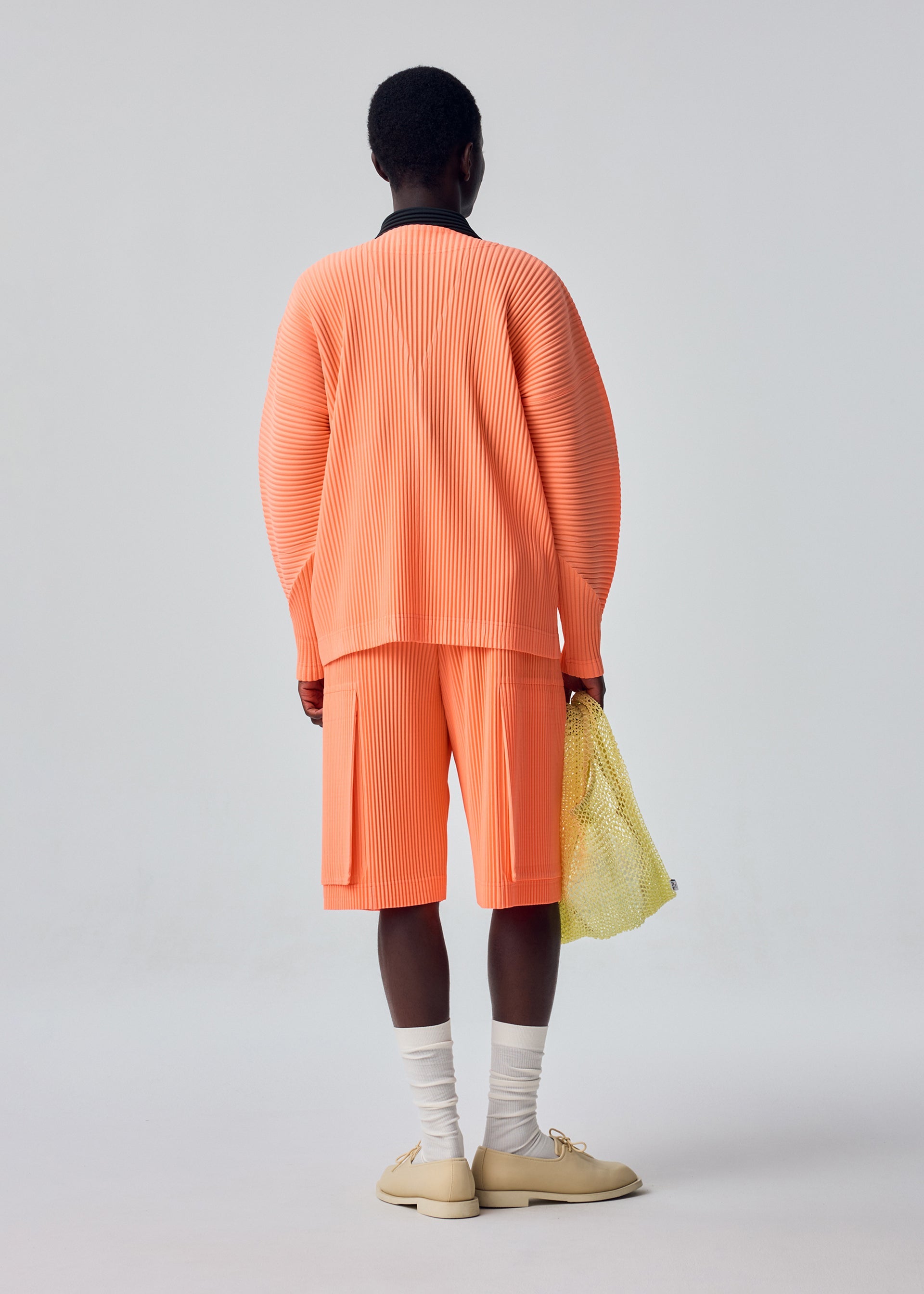 A model wears the HOMME PLISSÉ ISSEY MIYAKE MONTHLY COLORS : SEPTEMBER blouson.