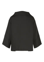 A detail shot of the 132 5. Issey Miyake 132 5. FLAT 1 jacket.