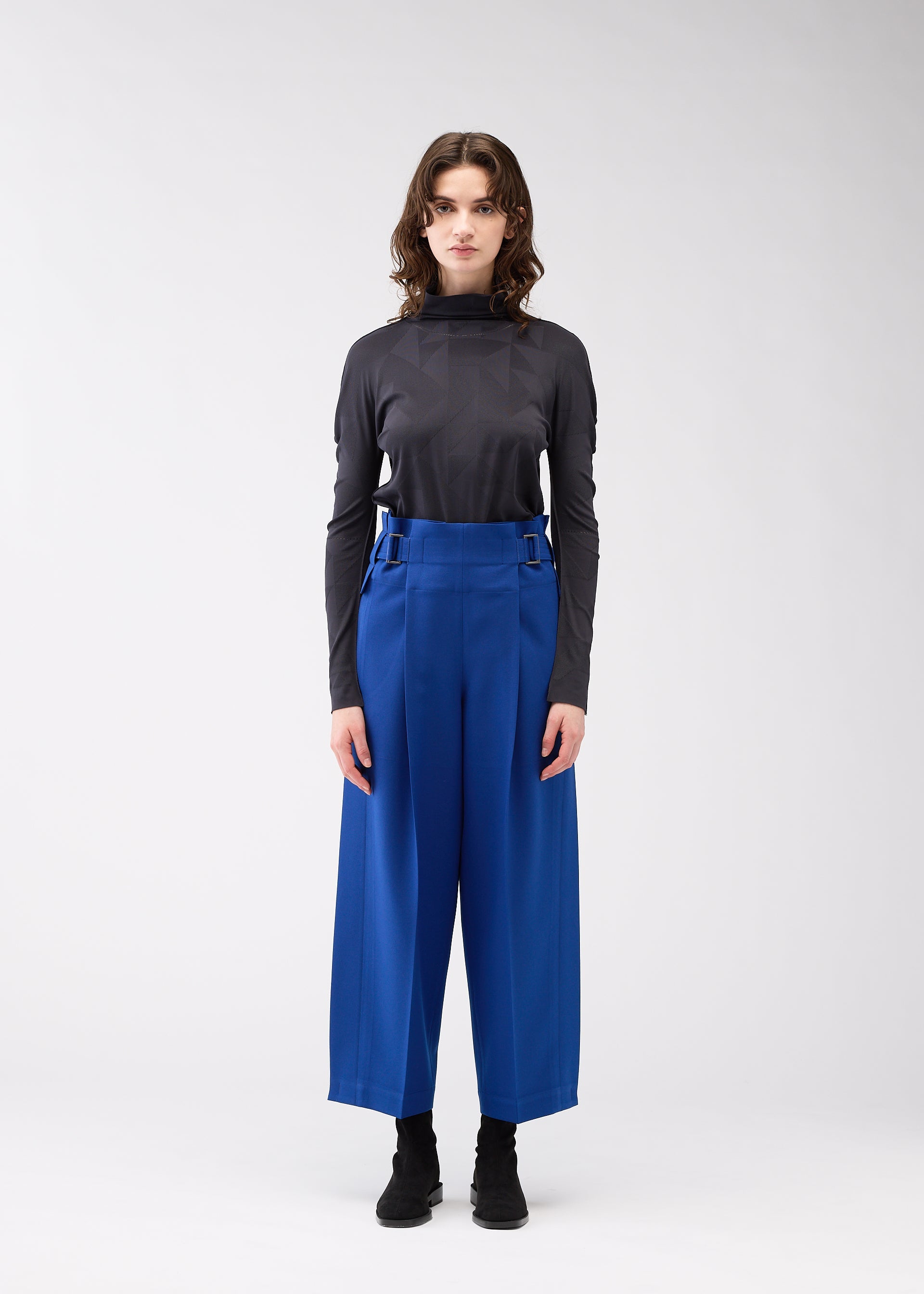 A model wears the 132 5. Issey Miyake WOOL LIKE FLAT TUCK prêt à porter.