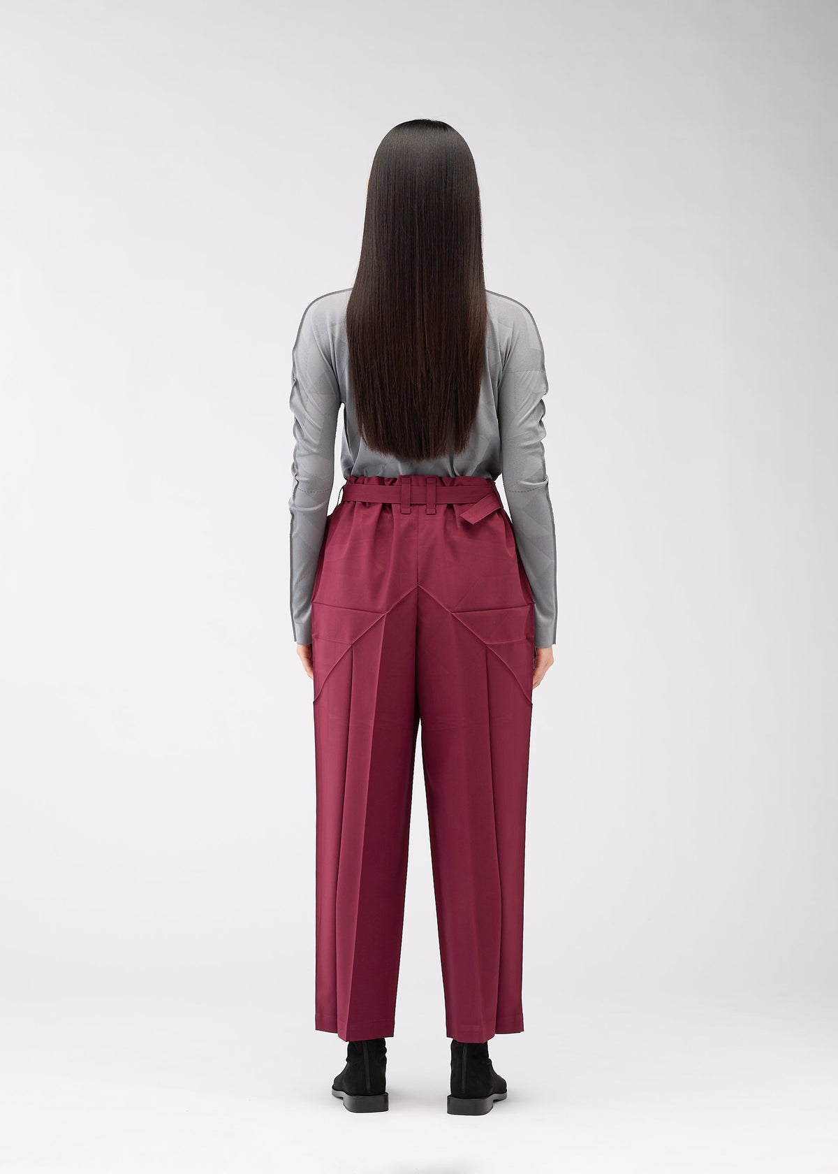 A model wears the 132 5. Issey Miyake EDGE BOTTOMS prêt à porter.