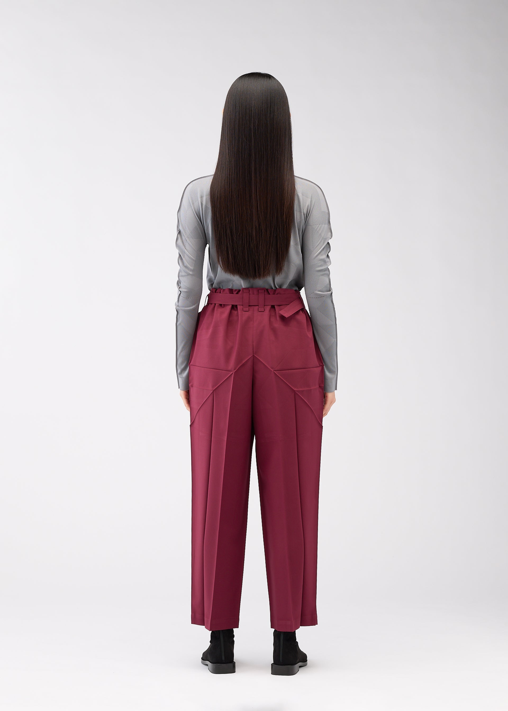 A model wears the 132 5. Issey Miyake EDGE BOTTOMS prêt à porter.