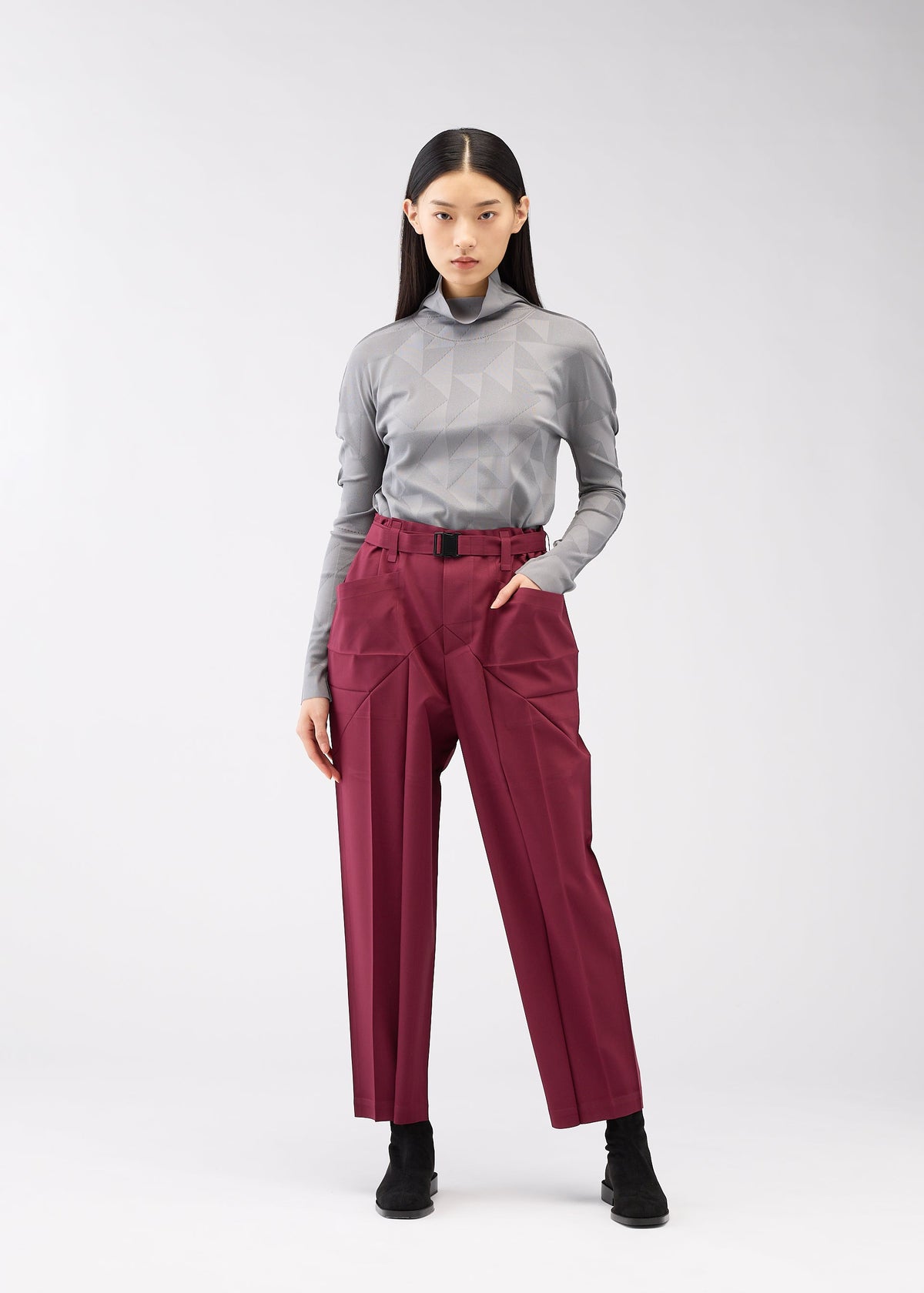 A model wears the 132 5. Issey Miyake EDGE BOTTOMS prêt à porter.