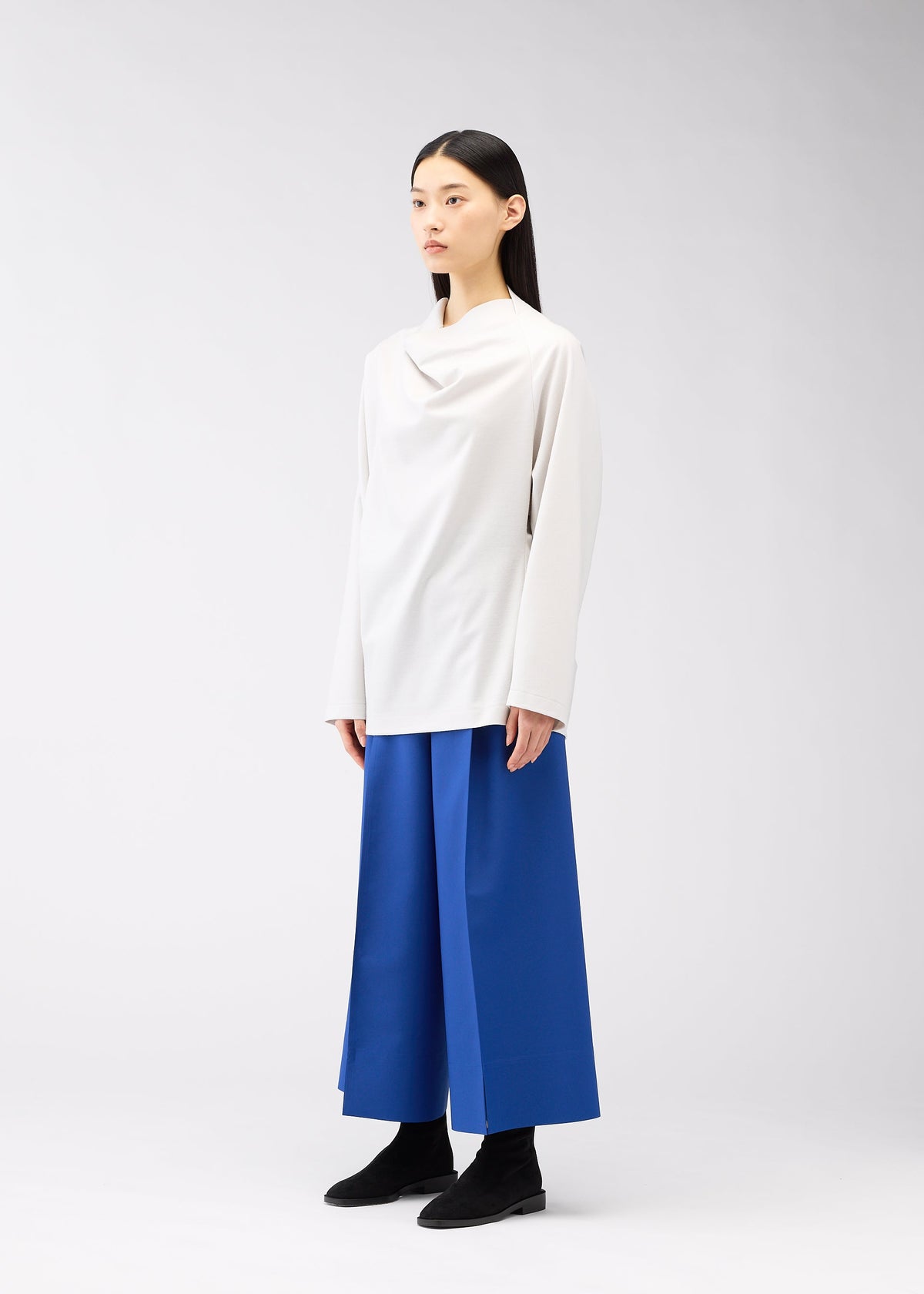 A model wears the 132 5. Issey Miyake CLEANCUT WOOL prêt à porter.