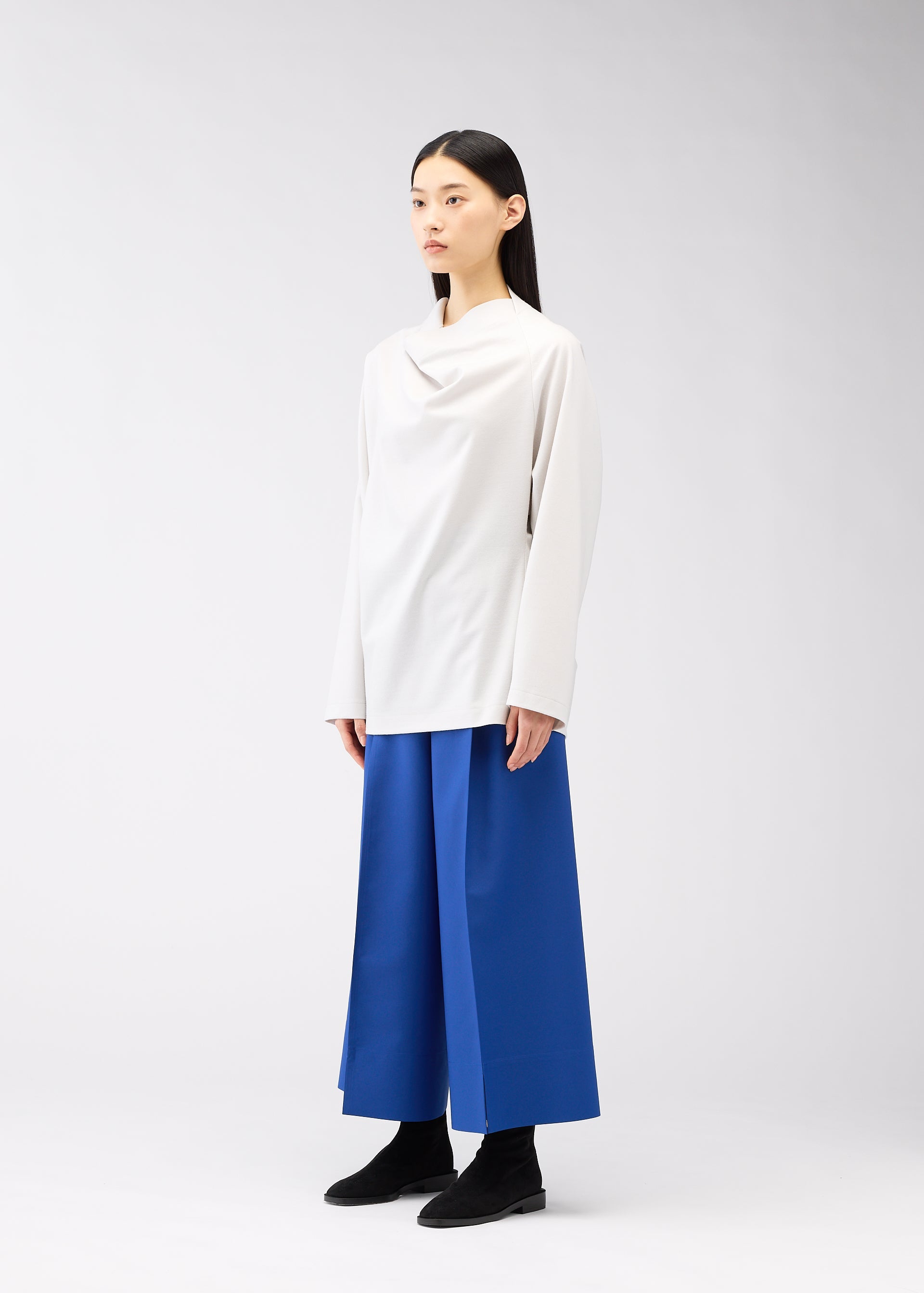 A model wears the 132 5. Issey Miyake CLEANCUT WOOL prêt à porter.