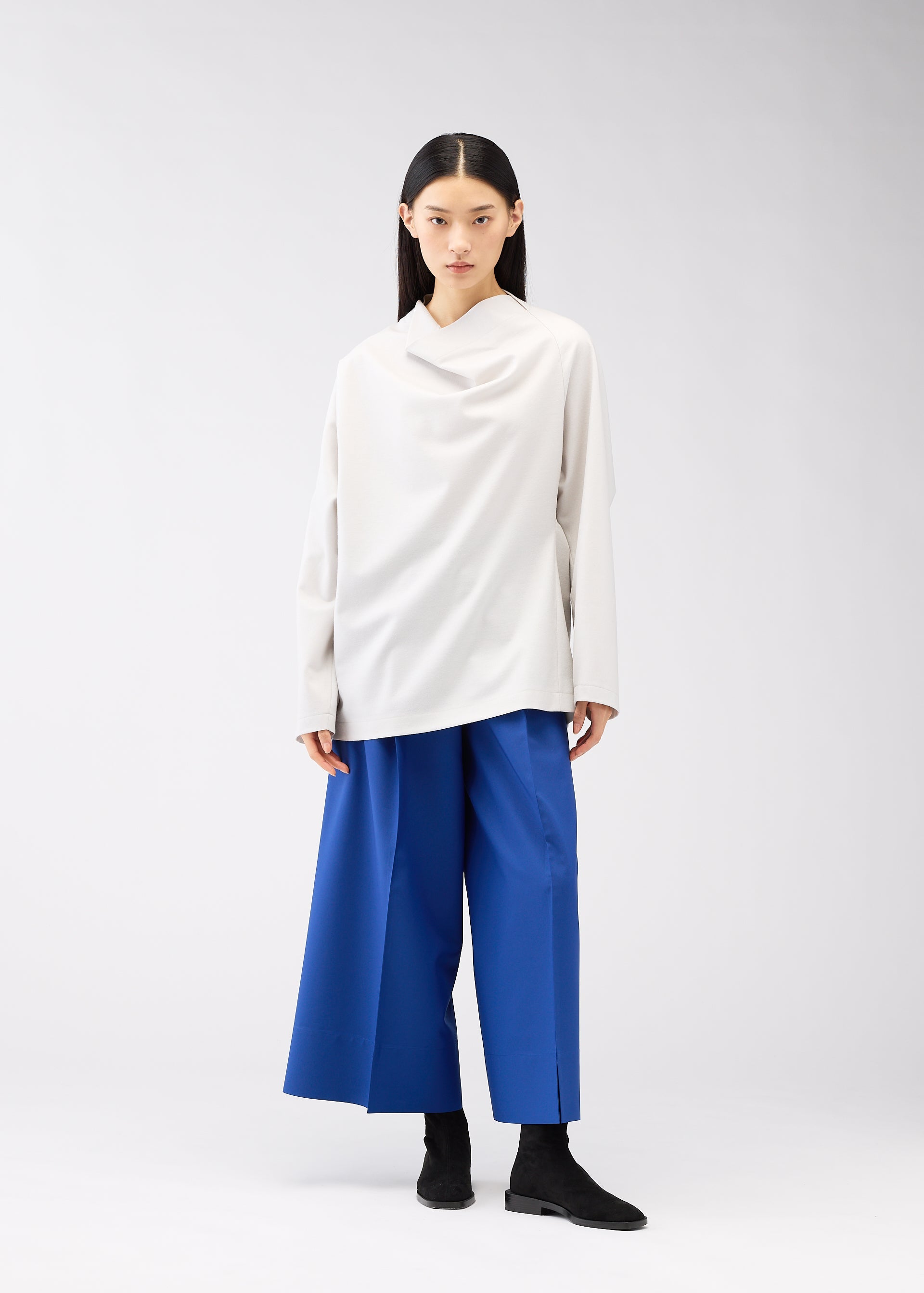 A model wears the 132 5. Issey Miyake CLEANCUT WOOL prêt à porter.