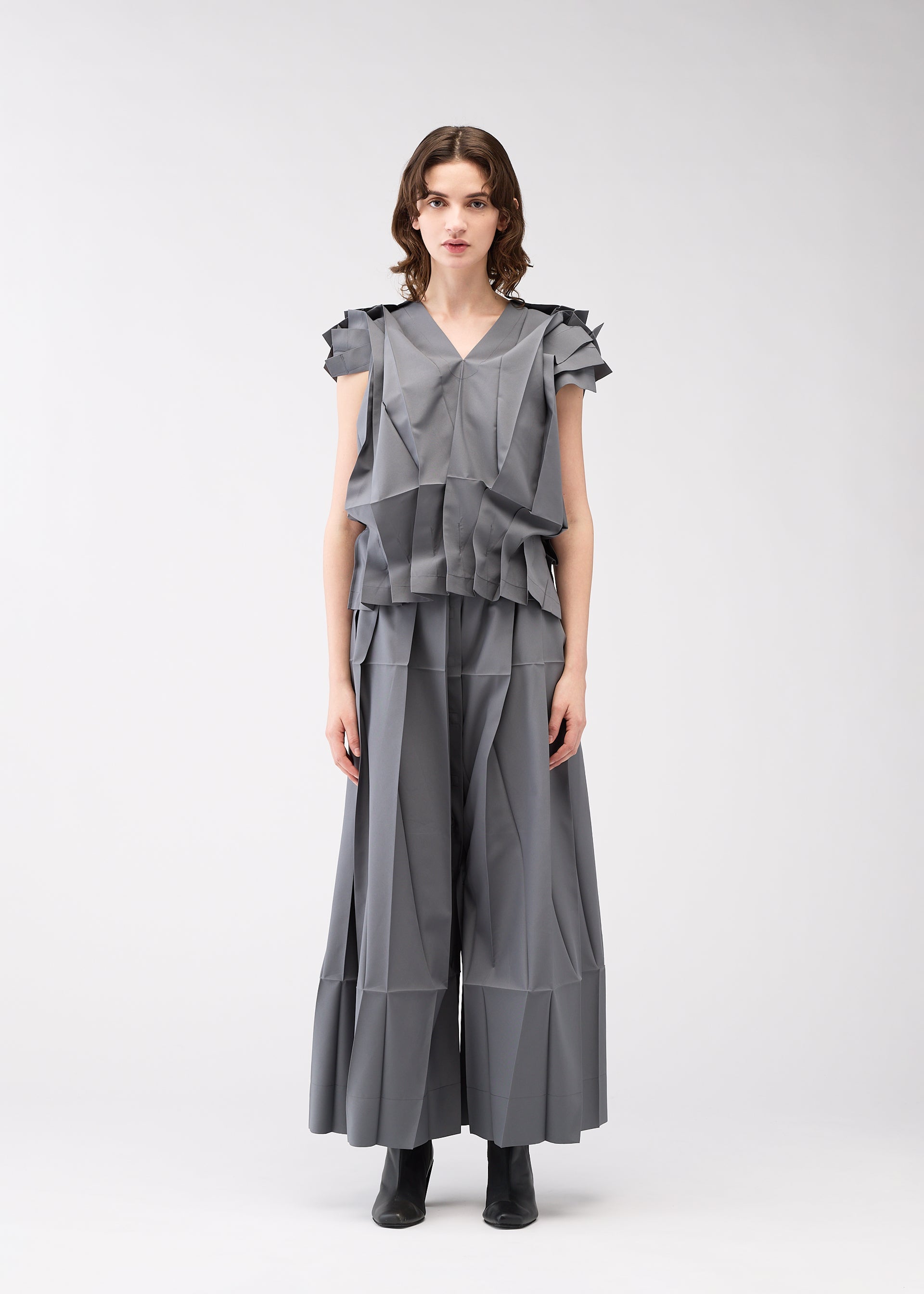 A model wears the 132 5. Issey Miyake NO.3 prêt à porter.