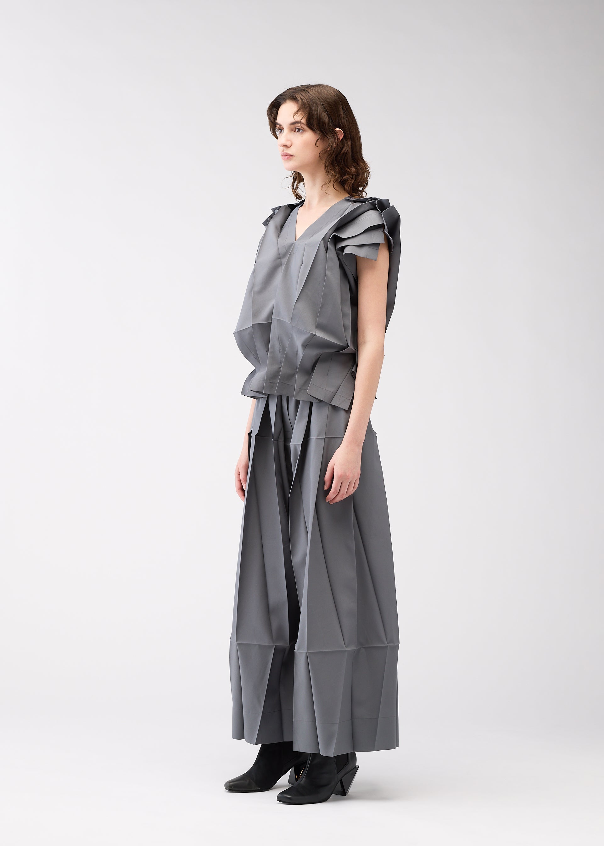 A model wears the 132 5. Issey Miyake NO.3 prêt à porter.