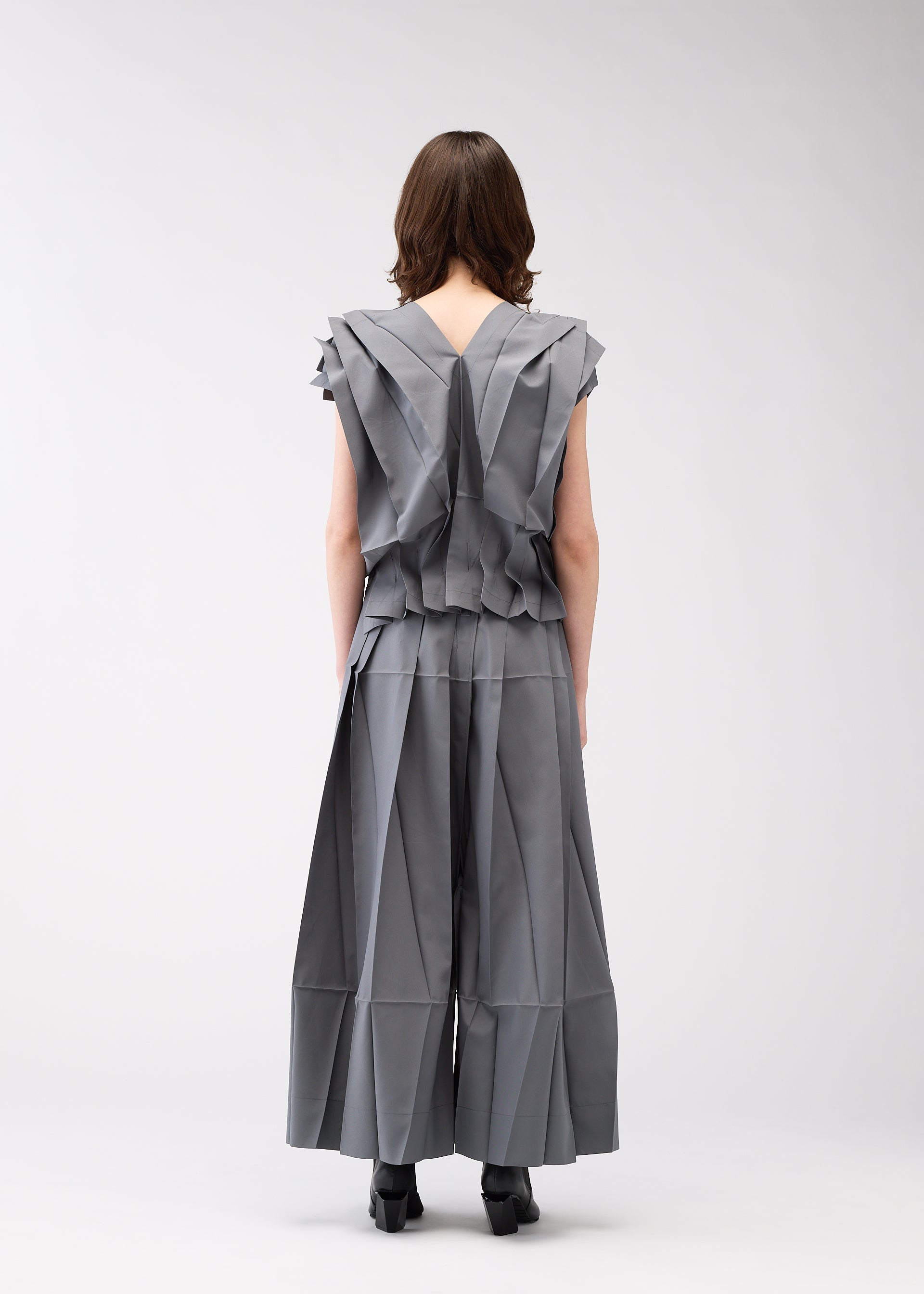 A model wears the 132 5. Issey Miyake NO.3 prêt à porter.