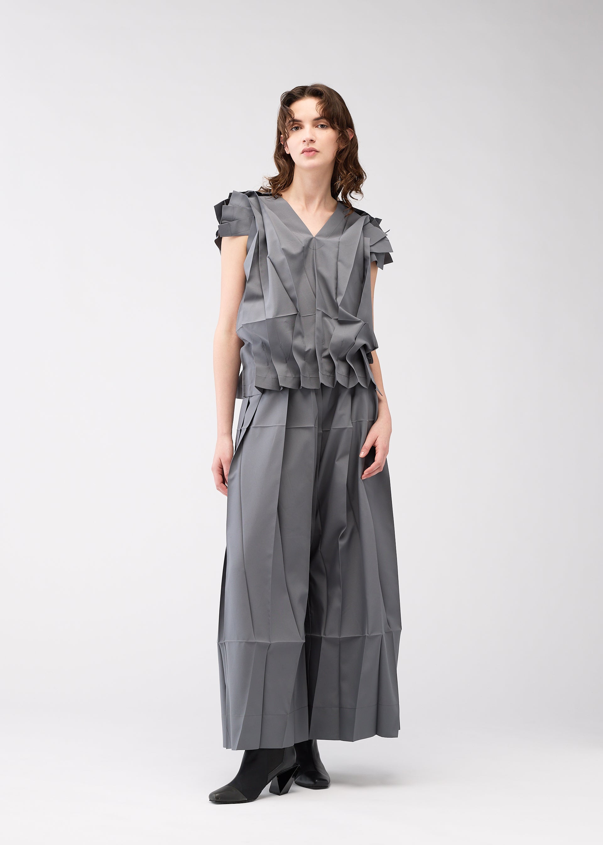 A model wears the 132 5. Issey Miyake NO.3 prêt à porter.