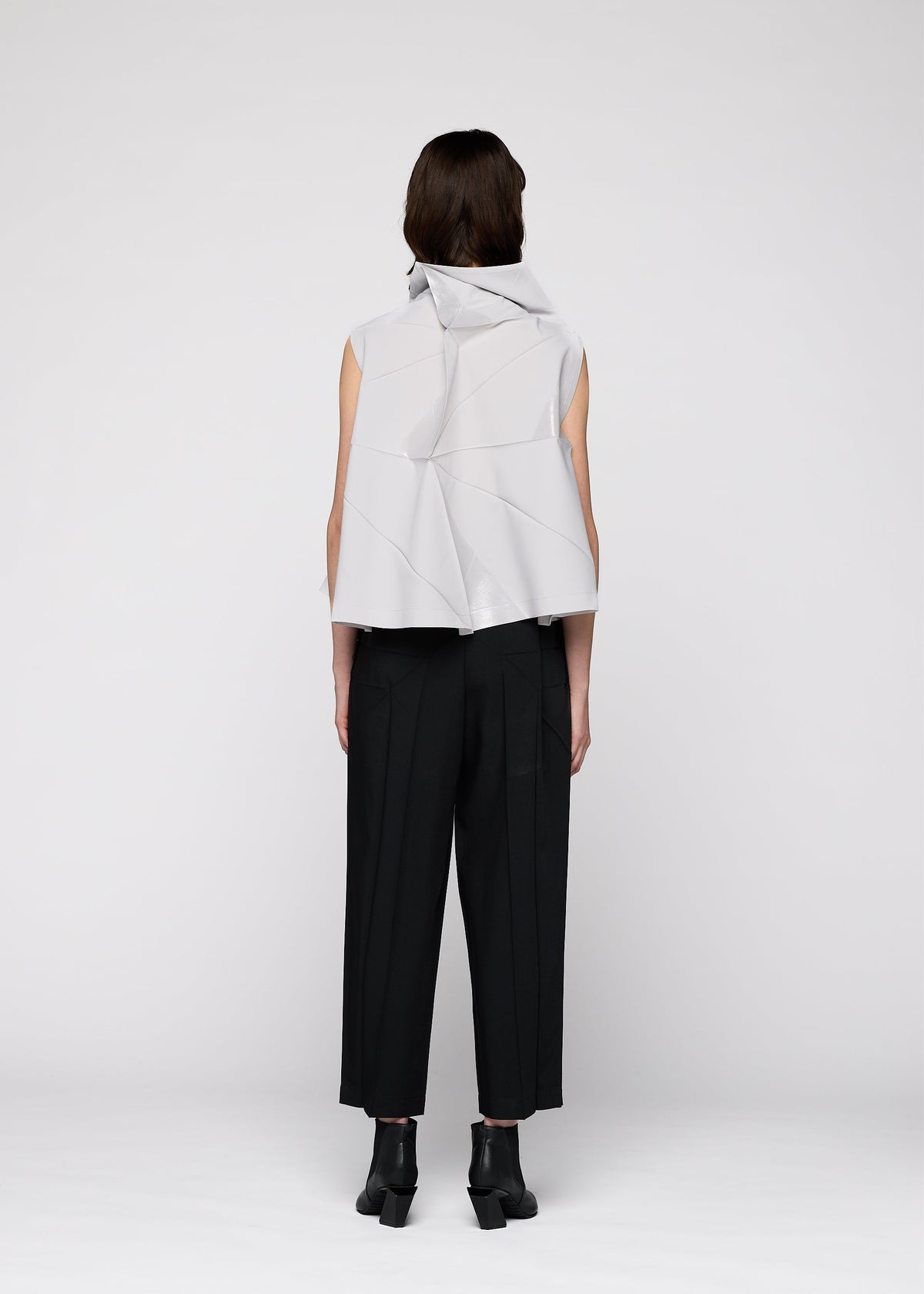 A model wears the 132 5. Issey Miyake NO.16 FOIL prêt à porter.