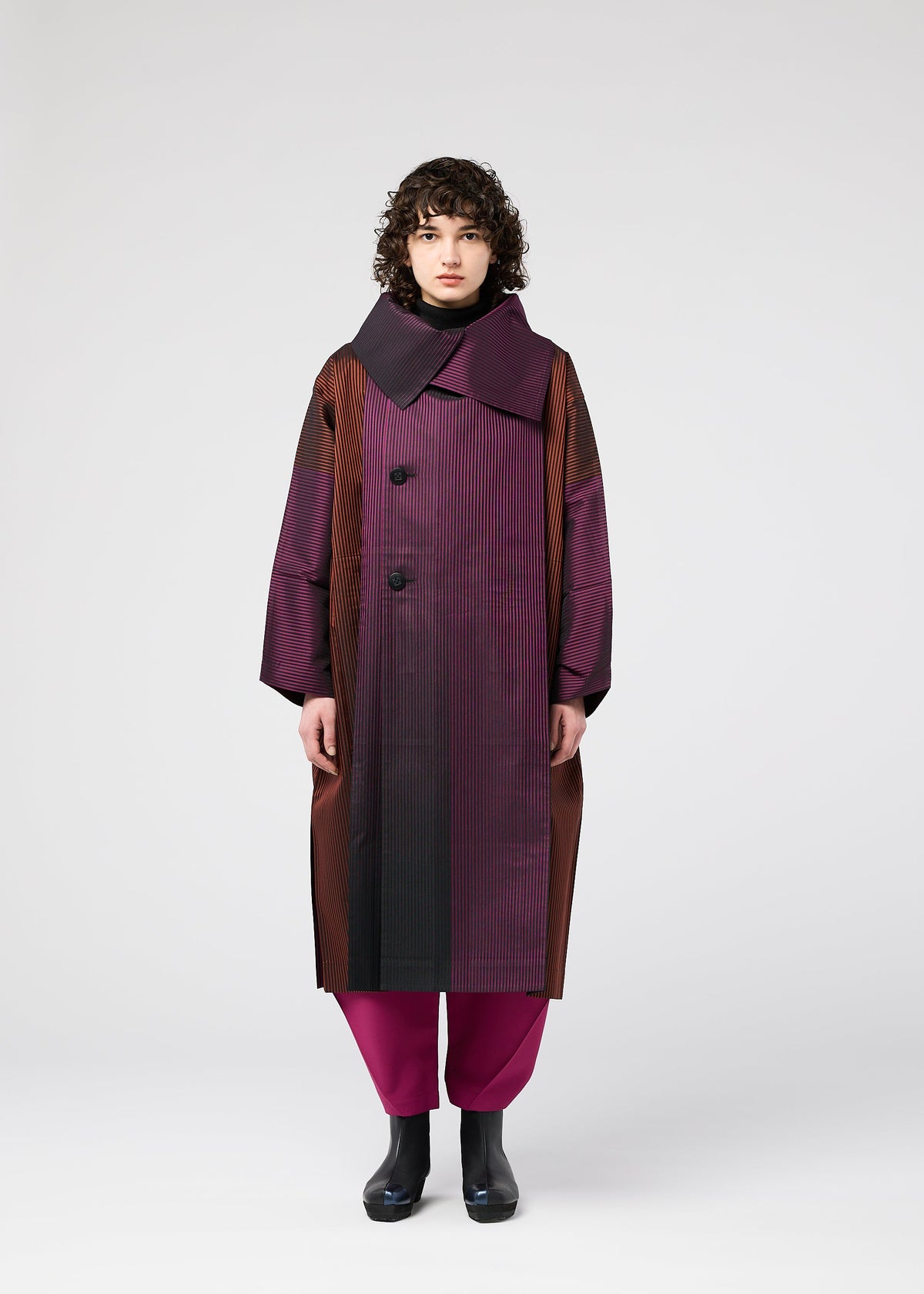 A model wears the 132 5 ISSEY MIYAKE GRADATION COAT prêt à porter.