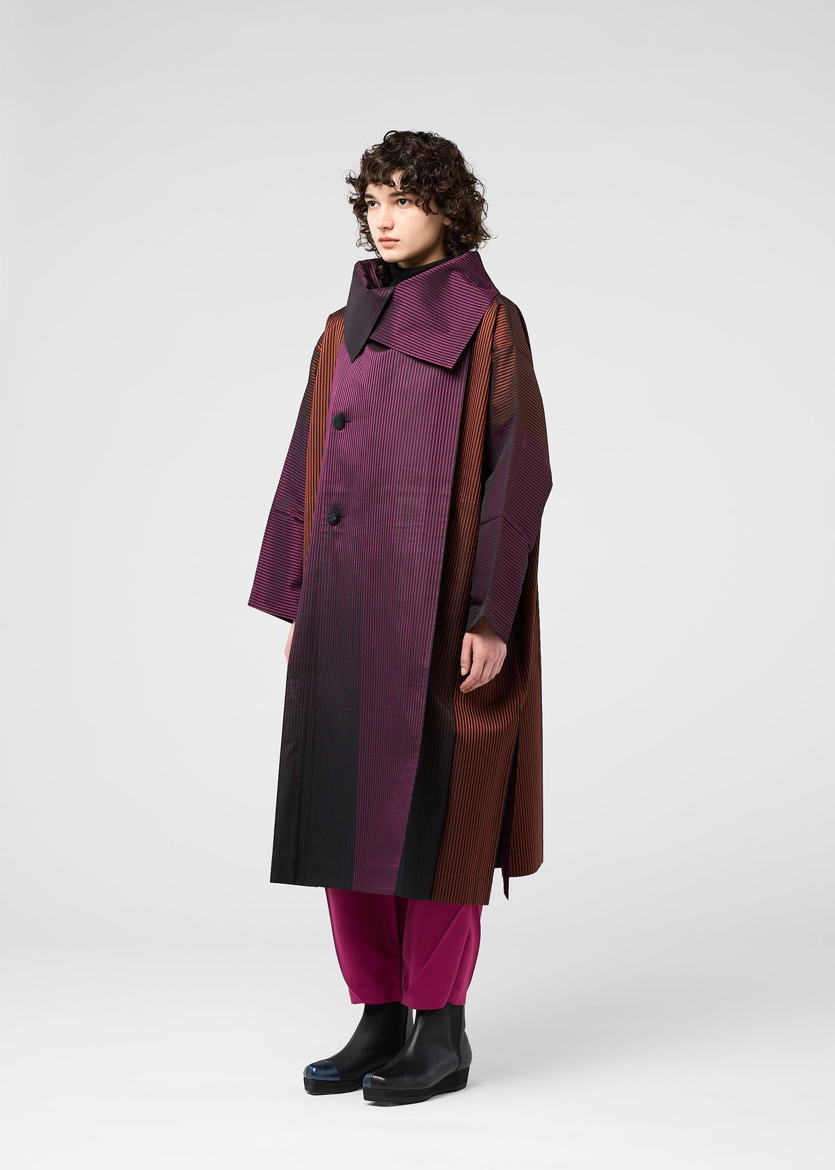 A model wears the 132 5 ISSEY MIYAKE GRADATION COAT prêt à porter.