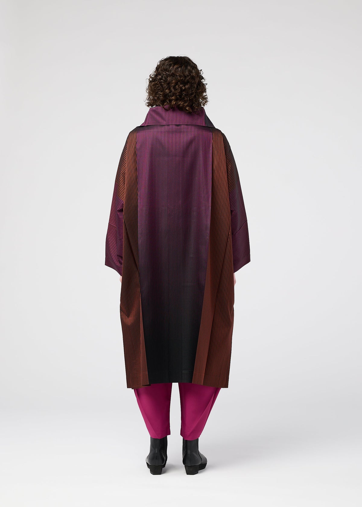A model wears the 132 5 ISSEY MIYAKE GRADATION COAT prêt à porter.