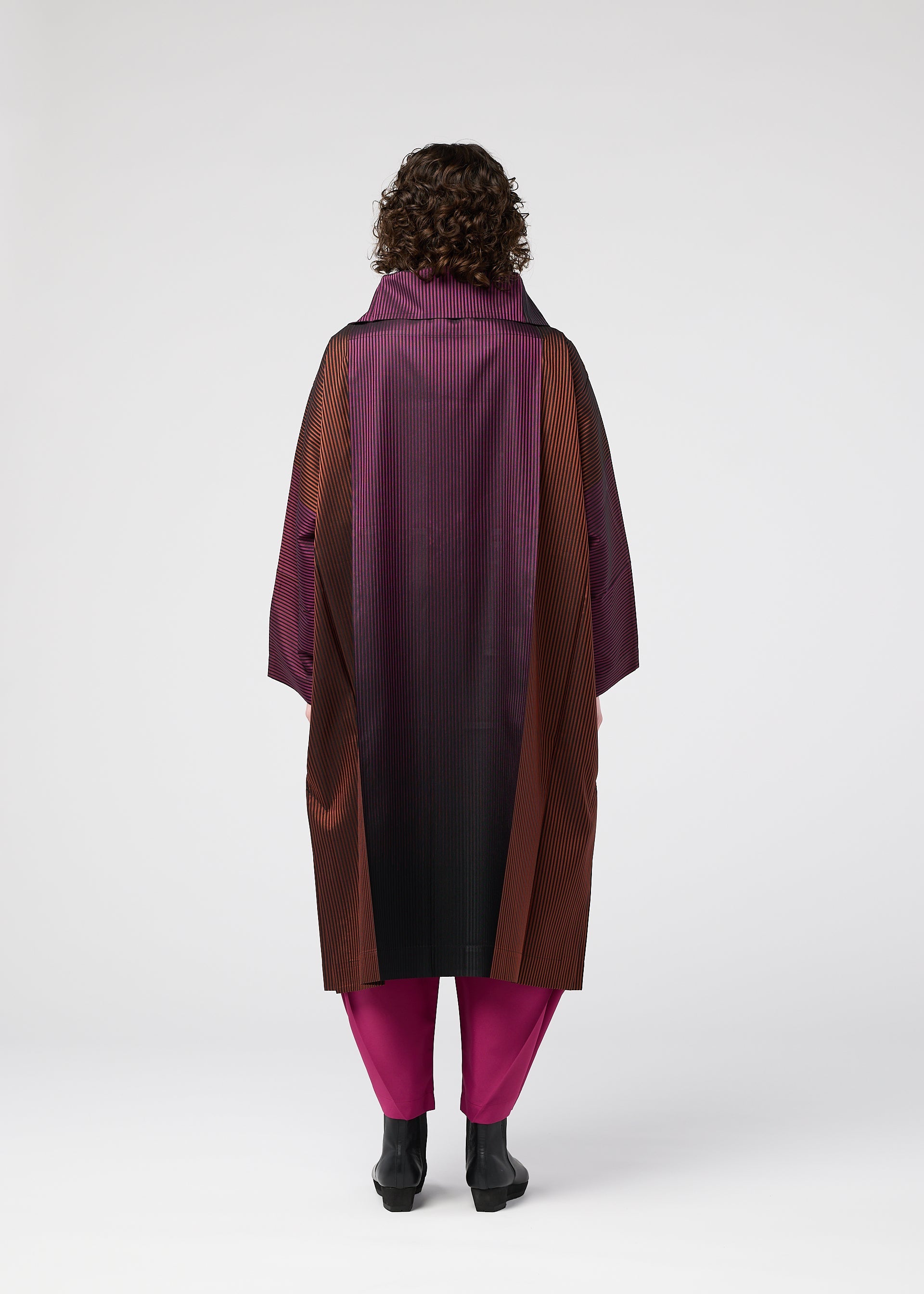 A model wears the 132 5 ISSEY MIYAKE GRADATION COAT prêt à porter.