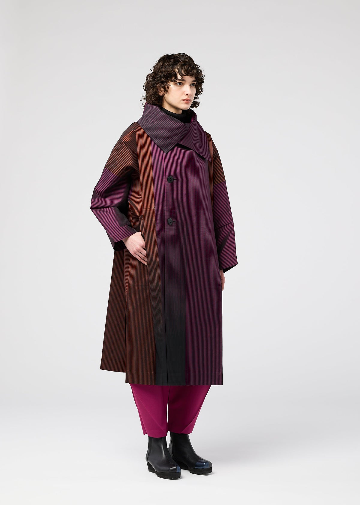 A model wears the 132 5 ISSEY MIYAKE GRADATION COAT prêt à porter.