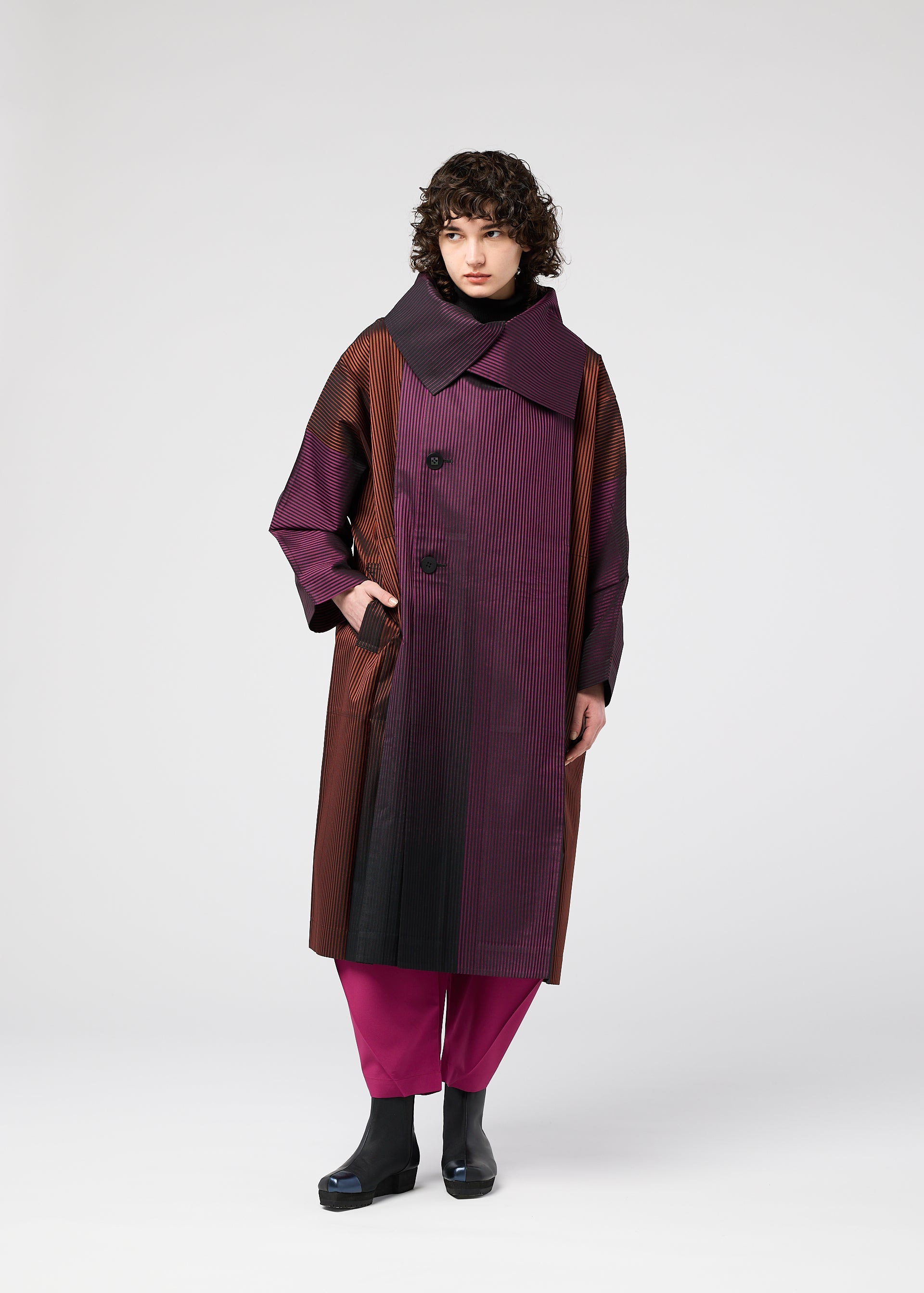 A model wears the 132 5 ISSEY MIYAKE GRADATION COAT prêt à porter.