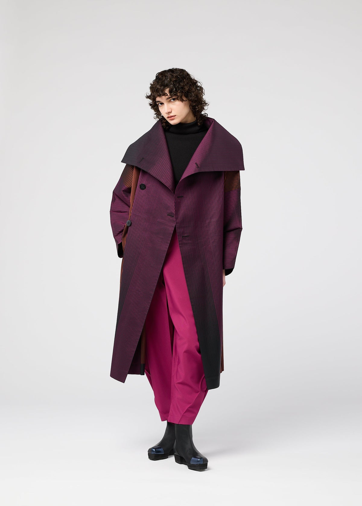 A model wears the 132 5 ISSEY MIYAKE GRADATION COAT prêt à porter.